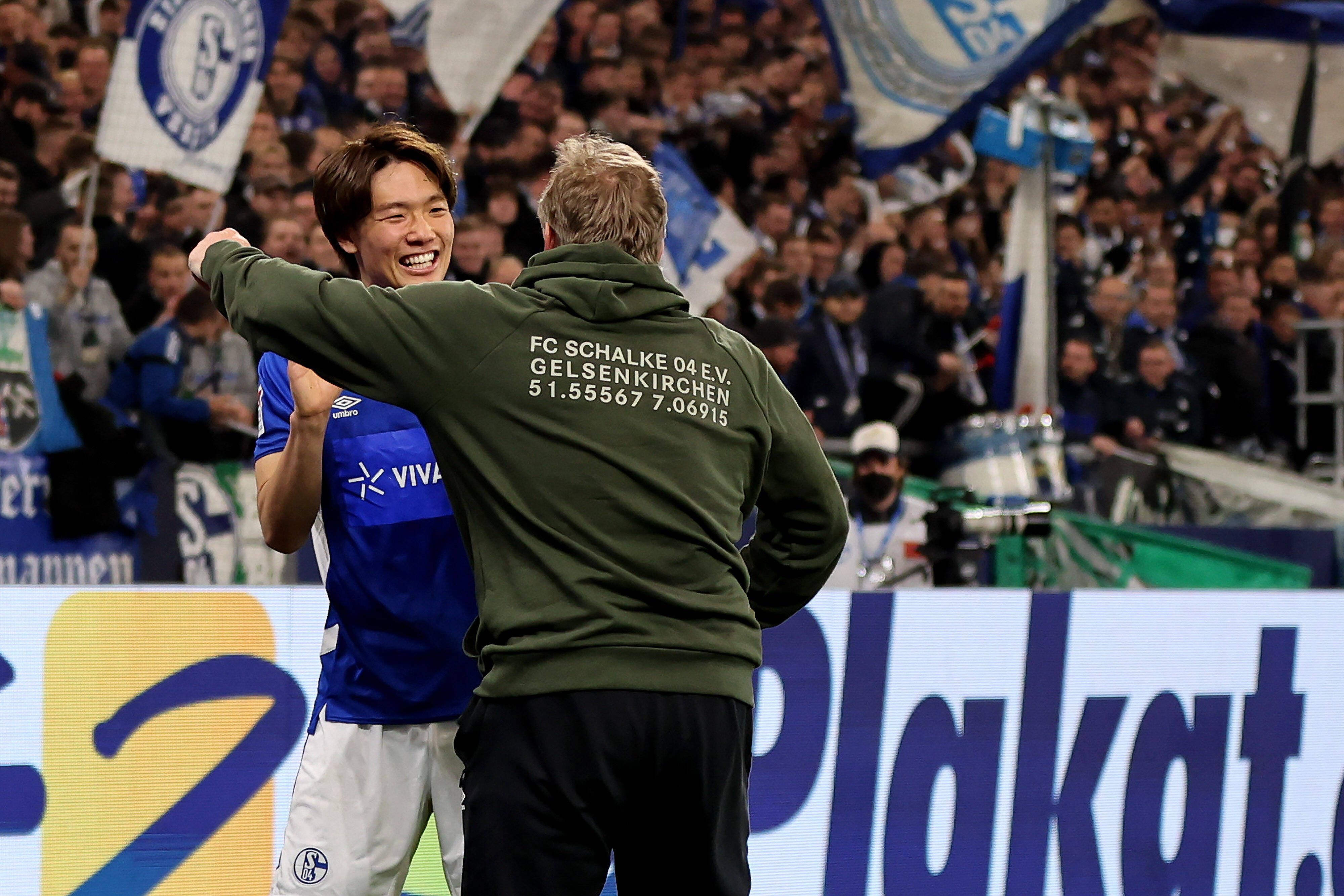 Ex-Schalke-Coach Mike Büskens hätte Ko Itakura, Spieler von Borussia Mönchengladbach, noch immer gern im Team. Das Foto zeigt beide am 9. April 2022 beim Spiel gegen Heidenheim.