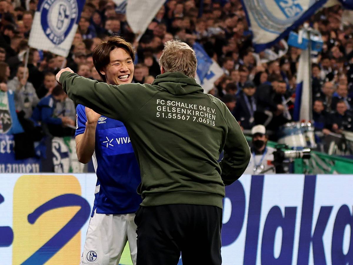 Ex-Schalke-Coach Mike Büskens hätte Ko Itakura, Spieler von Borussia Mönchengladbach, noch immer gern im Team. Das Foto zeigt beide am 9. April 2022 beim Spiel gegen Heidenheim.