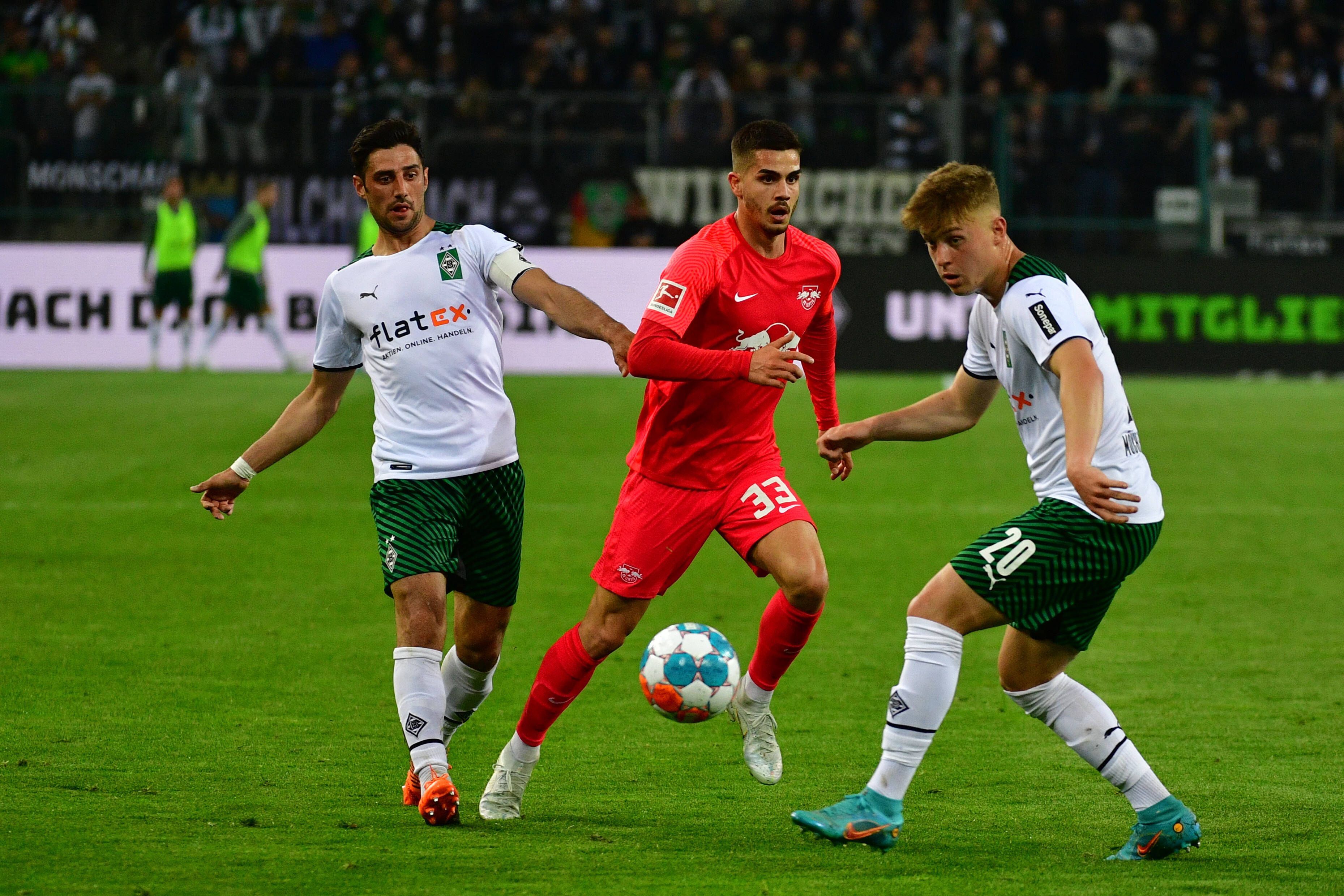 Am Samstag (17. September 2022) trifft Borussia Mönchengladbach am 7. Bundesliga-Spieltag auf RB Leipzig. Das Foto zeigt Lars Stindl (l.) und Luca Netz (r.) im Duell mit Leipzigs André Silva am 2. Mai beim Duell der vergangenen Saison.