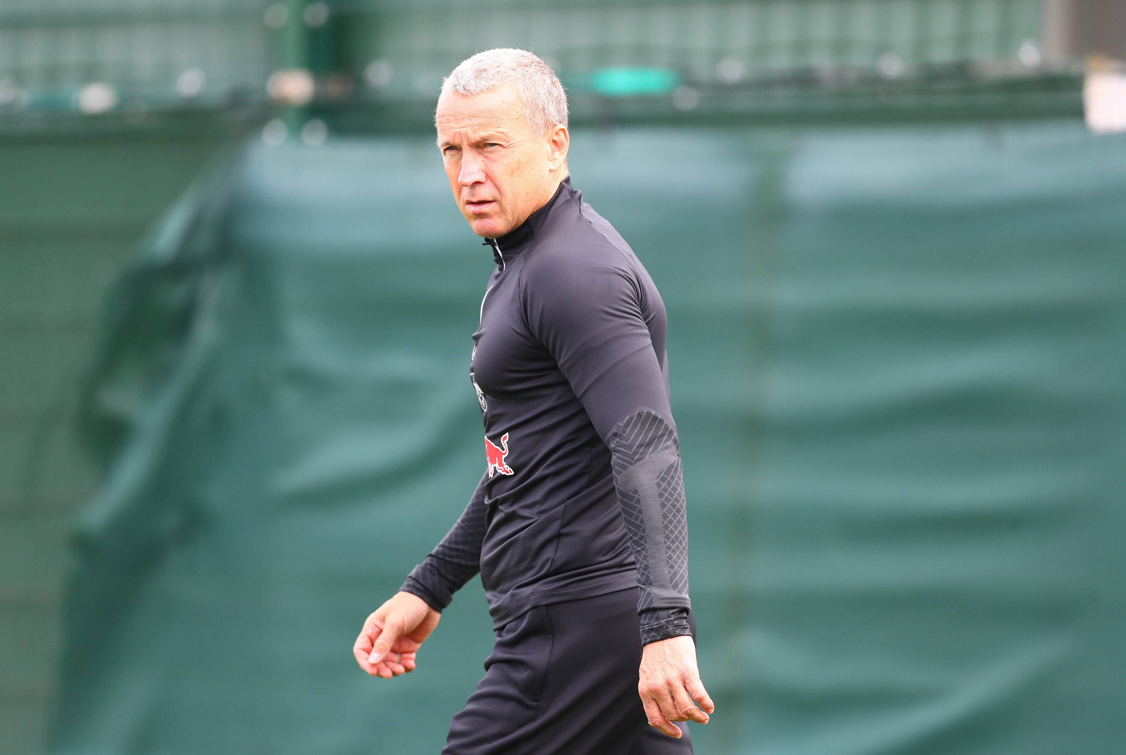 Frank Geideck hat Fußball-Bundesligist Borussia Mönchengladbach verlassen und ist nun Co-Trainer von Marco Rose bei RB Leipzig. Auf diesem Foto ist Geideck am 13. September 2022 in Leipzig zu sehen. Er trägt einen dunklen Trainingsdress.