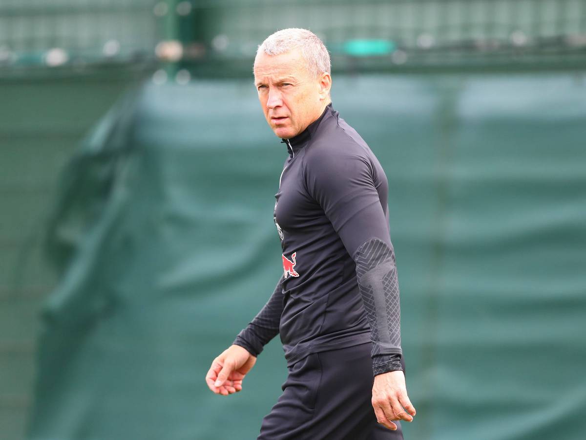 Frank Geideck hat Fußball-Bundesligist Borussia Mönchengladbach verlassen und ist nun Co-Trainer von Marco Rose bei RB Leipzig. Auf diesem Foto ist Geideck am 13. September 2022 in Leipzig zu sehen. Er trägt einen dunklen Trainingsdress.