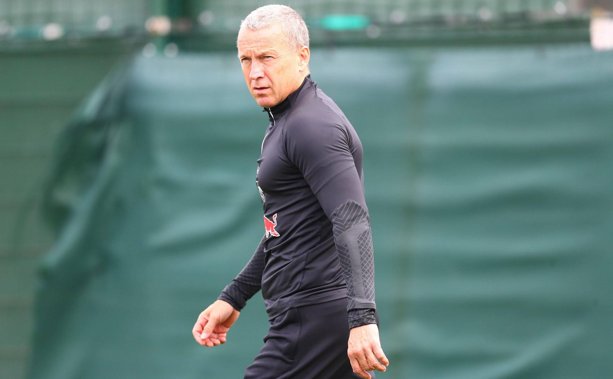 Frank Geideck hat Fußball-Bundesligist Borussia Mönchengladbach verlassen und ist nun Co-Trainer von Marco Rose bei RB Leipzig. Auf diesem Foto ist Geideck am 13. September 2022 in Leipzig zu sehen. Er trägt einen dunklen Trainingsdress.