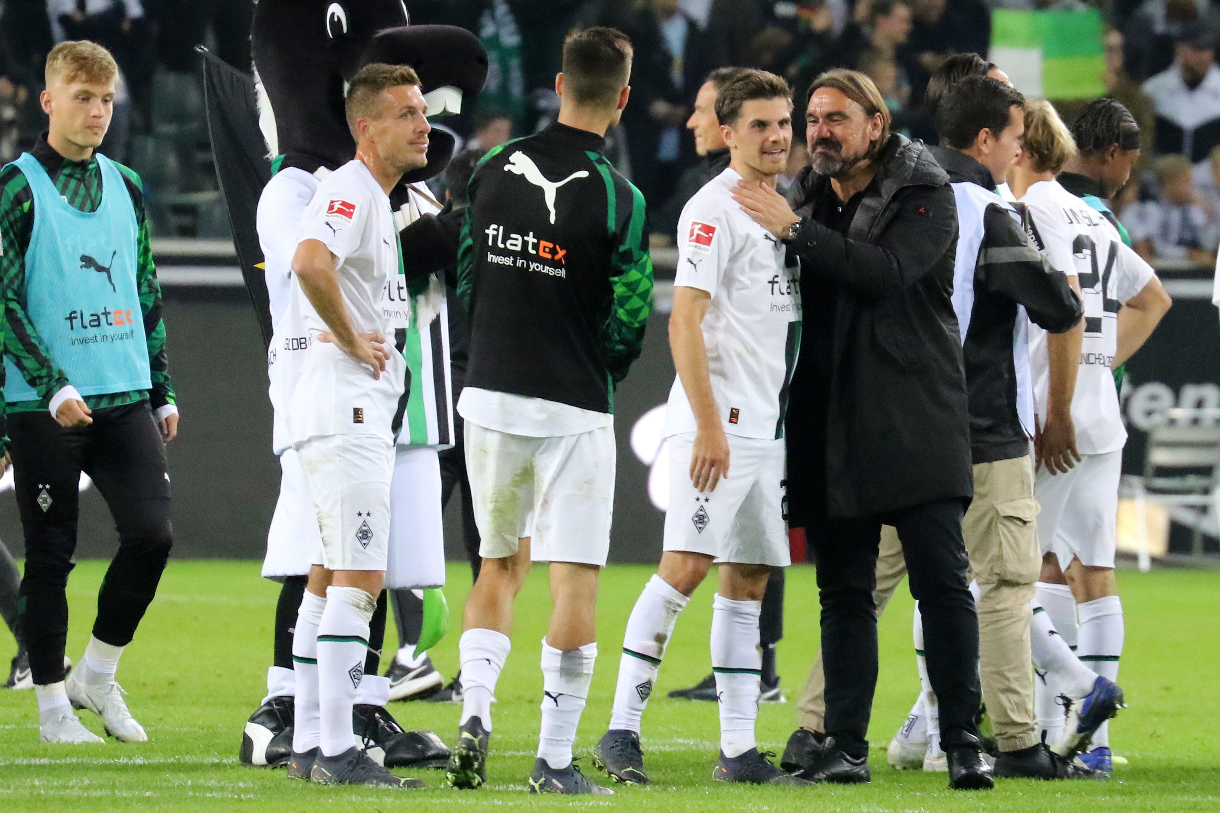 Gladbach-Trainer Daniel Farke mit seinem Matchwinner Jonas Hofmann nach der 3:0-Gala gegen RB Leipzig im Bundesliga-Topspiel am Samstag (17. September 2022) im Borussia-Park. Farke trägt dunkle Kleidung.