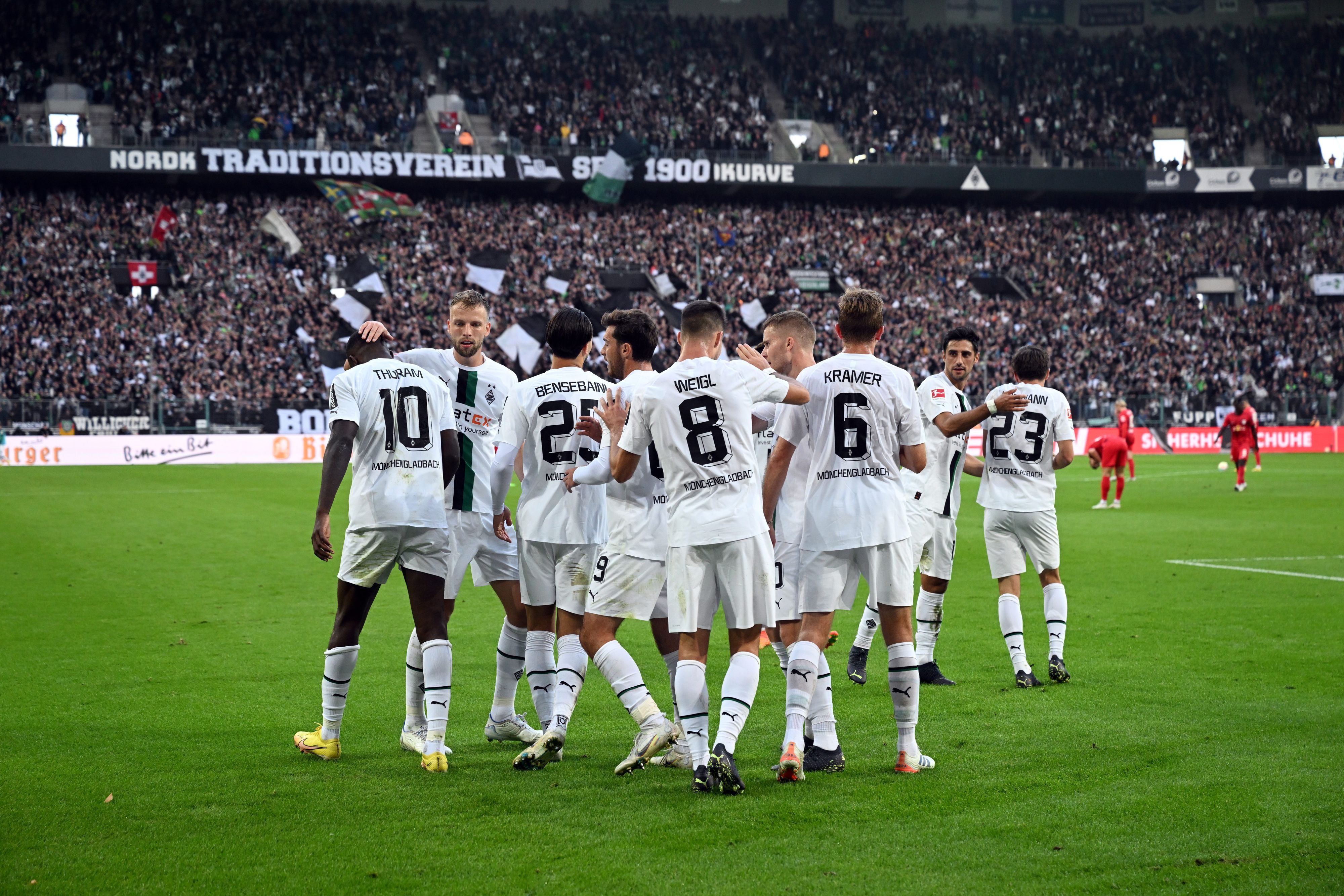 Borussia Mönchengladbach hat am Samstagabend (17. September 2022) das Bundesliga-Topspiel gegen RB Leipzig 3:0 gewonnen. Das Foto zeigt dasTeam von Daniel Farke beim Torjubel nach dem 2:0.