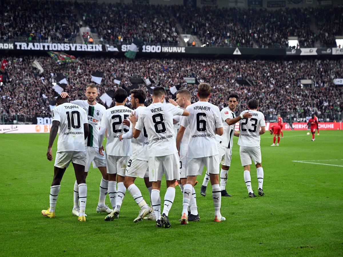 Borussia Mönchengladbach hat am Samstagabend (17. September 2022) das Bundesliga-Topspiel gegen RB Leipzig 3:0 gewonnen. Das Foto zeigt dasTeam von Daniel Farke beim Torjubel nach dem 2:0.