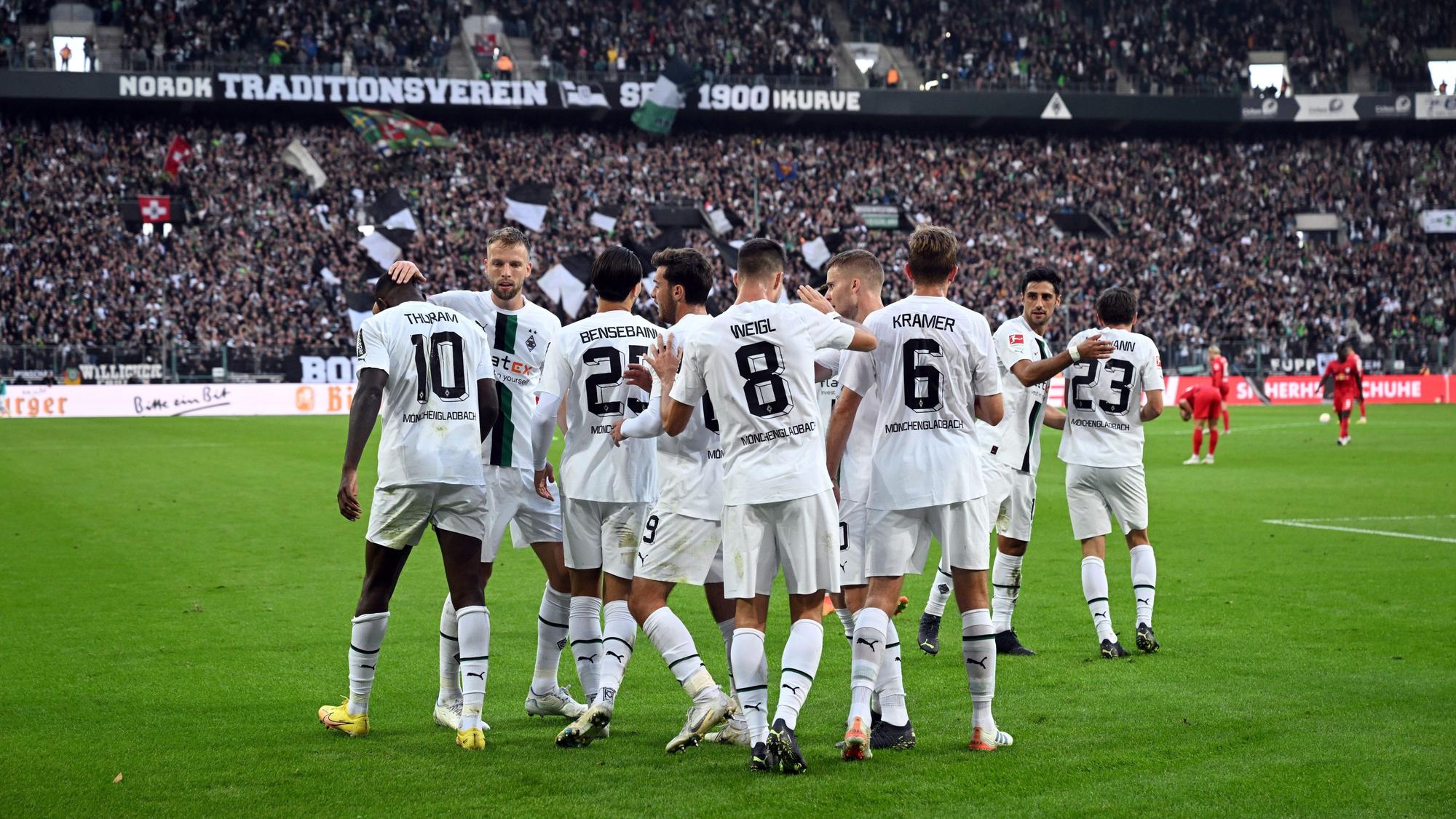 Borussia Mönchengladbach hat am Samstagabend (17. September 2022) das Bundesliga-Topspiel gegen RB Leipzig 3:0 gewonnen. Das Foto zeigt dasTeam von Daniel Farke beim Torjubel nach dem 2:0.