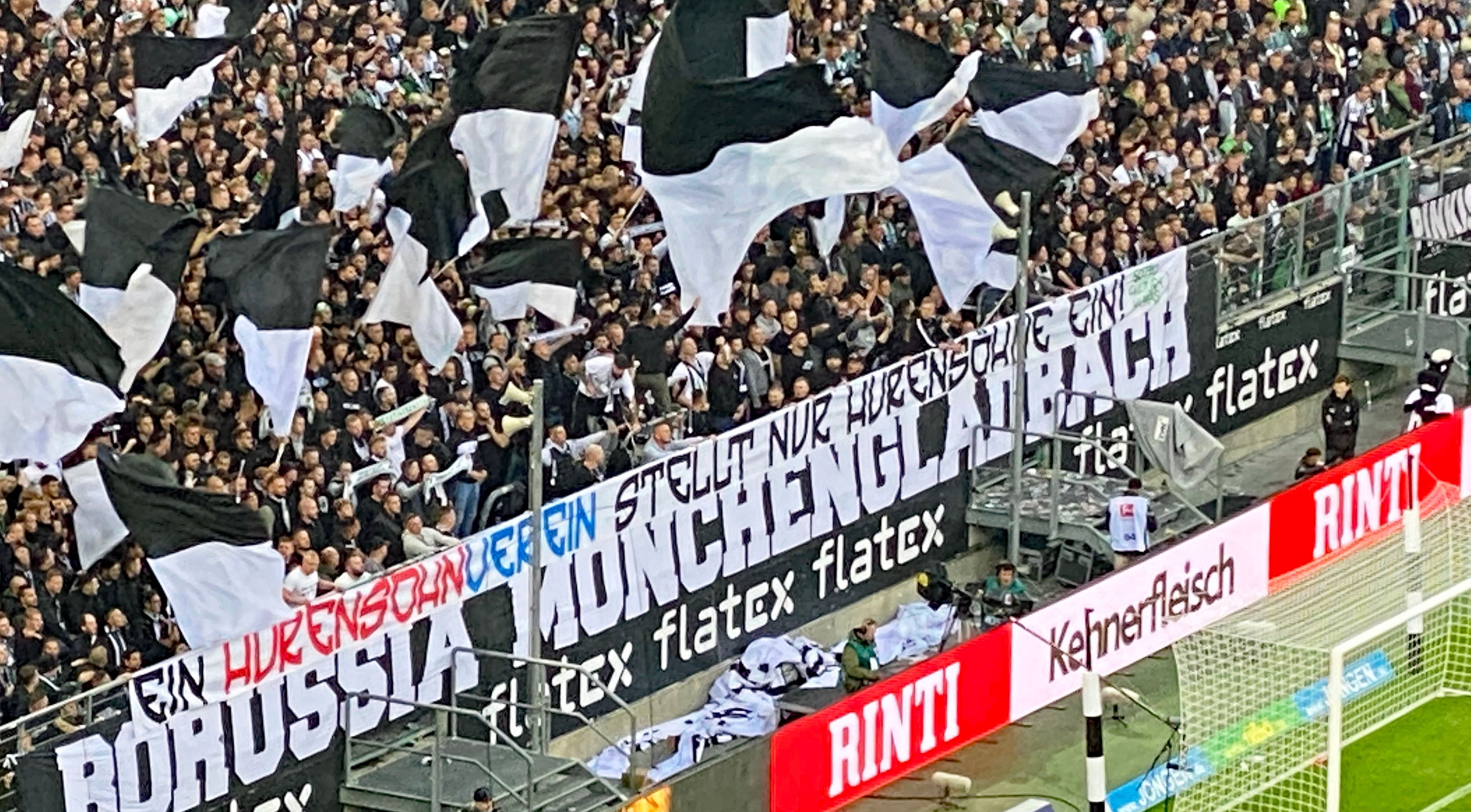 Dieses Wut-Banner in der Nordkurve im Borussia-Park hätte am Samstag (17. September 2022) beinahe zum Abbruch des Bundesliga-Topspiels zwischen Borussia Mönchengladbach und RB Leipzig geführt. Zu sehen ist die Aufschrift: „Ein Hurensohnverein stellt nur Hurensöhne ein!“
