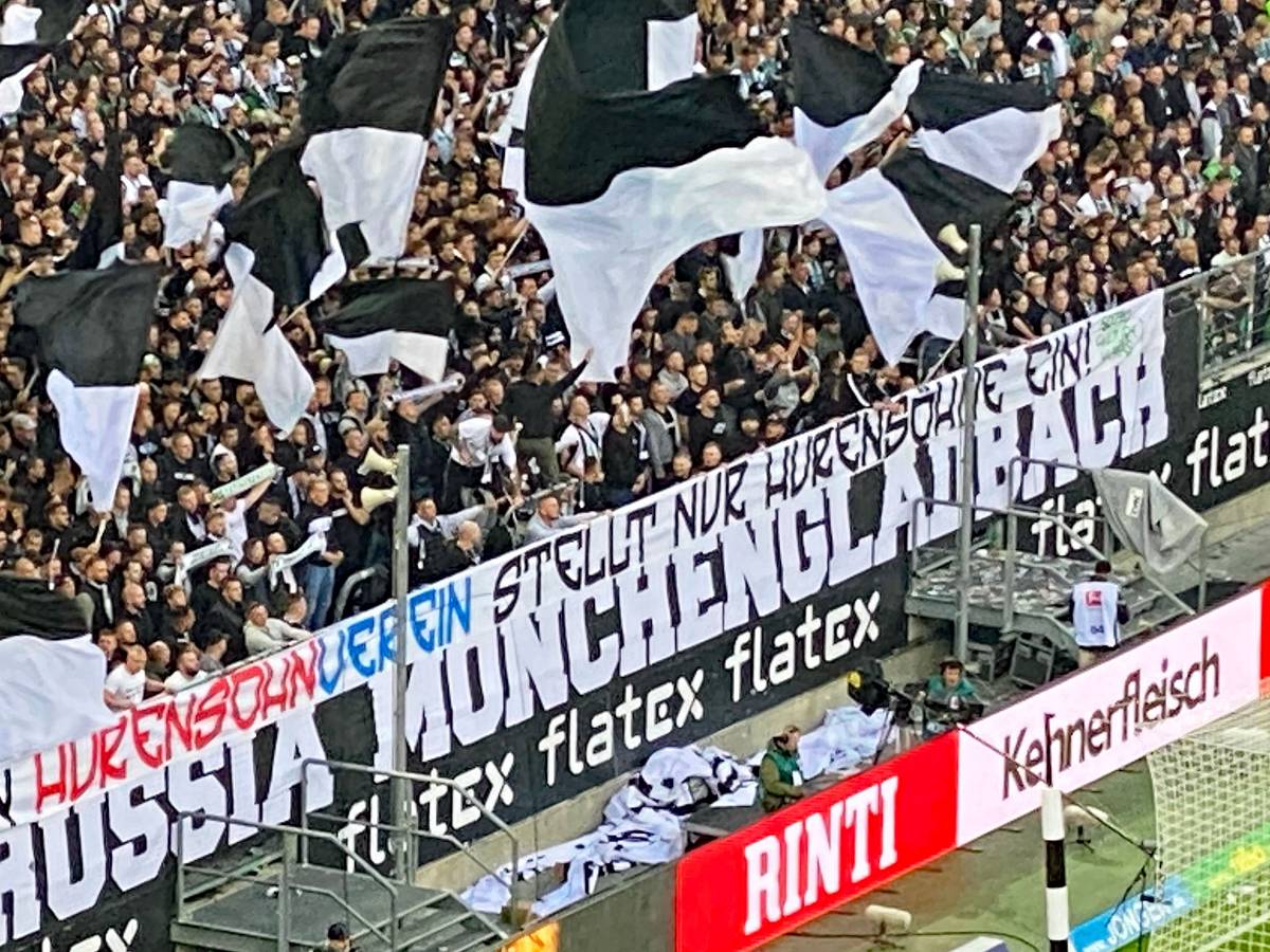 Dieses Wut-Banner in der Nordkurve im Borussia-Park hätte am Samstag (17. September 2022) beinahe zum Abbruch des Bundesliga-Topspiels zwischen Borussia Mönchengladbach und RB Leipzig geführt. Zu sehen ist die Aufschrift: „Ein Hurensohnverein stellt nur Hurensöhne ein!“
