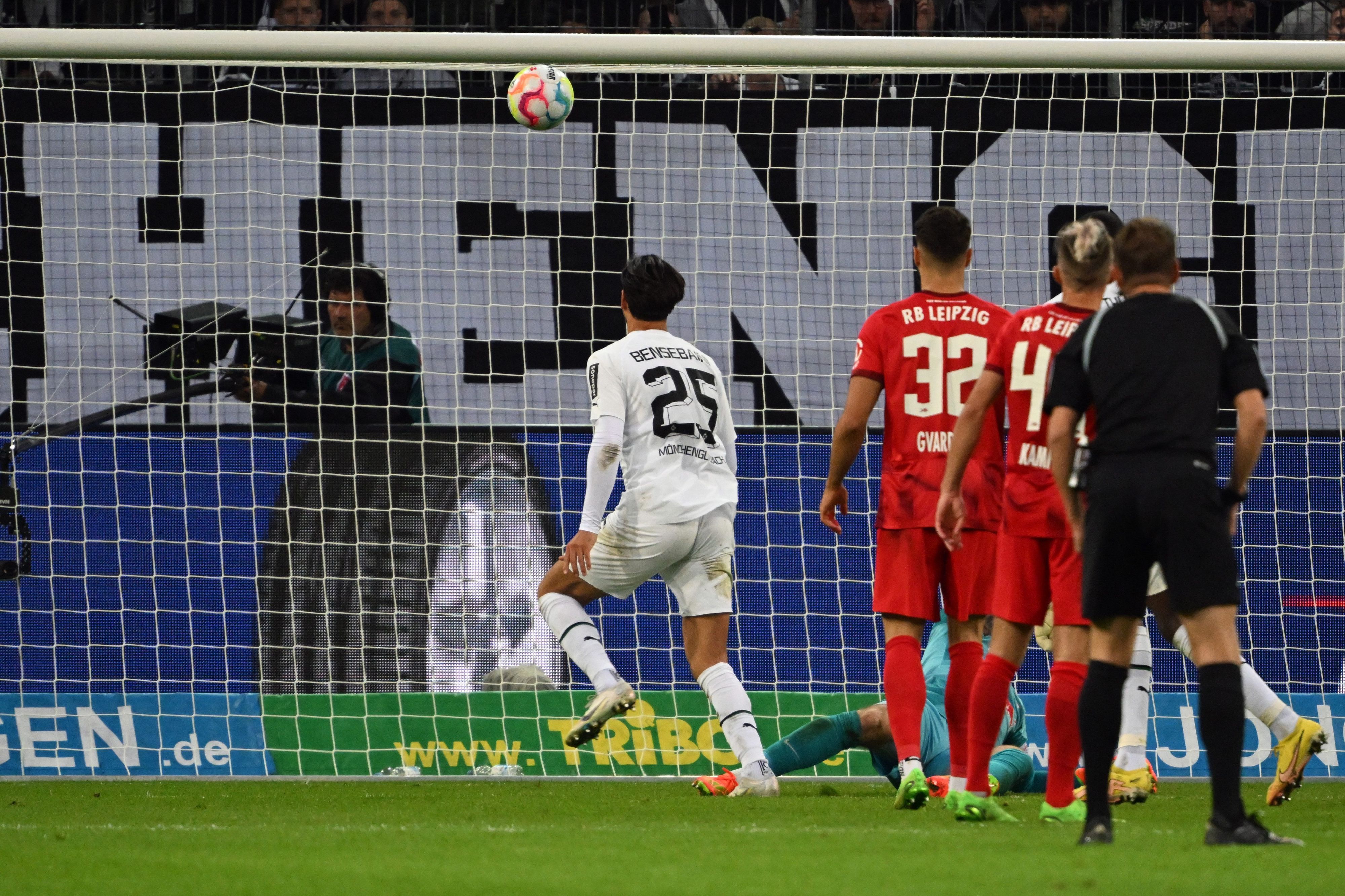 Am Samstagabend (17. September 2022) hat Borussia Mönchengladbach RB Leipzig 3:0 geschlagen. Das Foto zeigt Gladbachs Ramy Bensebaini (l.) beim Erzielen des 3:0.