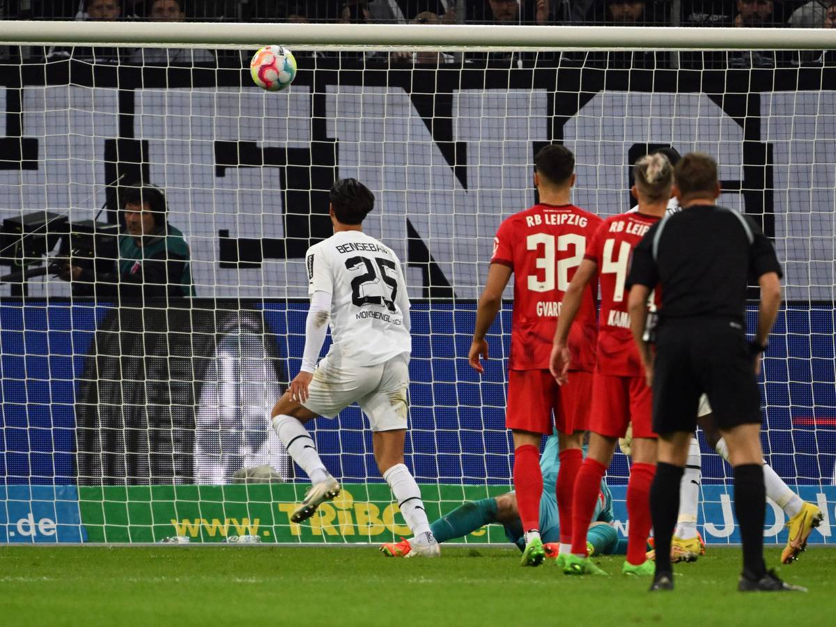 Am Samstagabend (17. September 2022) hat Borussia Mönchengladbach RB Leipzig 3:0 geschlagen. Das Foto zeigt Gladbachs Ramy Bensebaini (l.) beim Erzielen des 3:0.