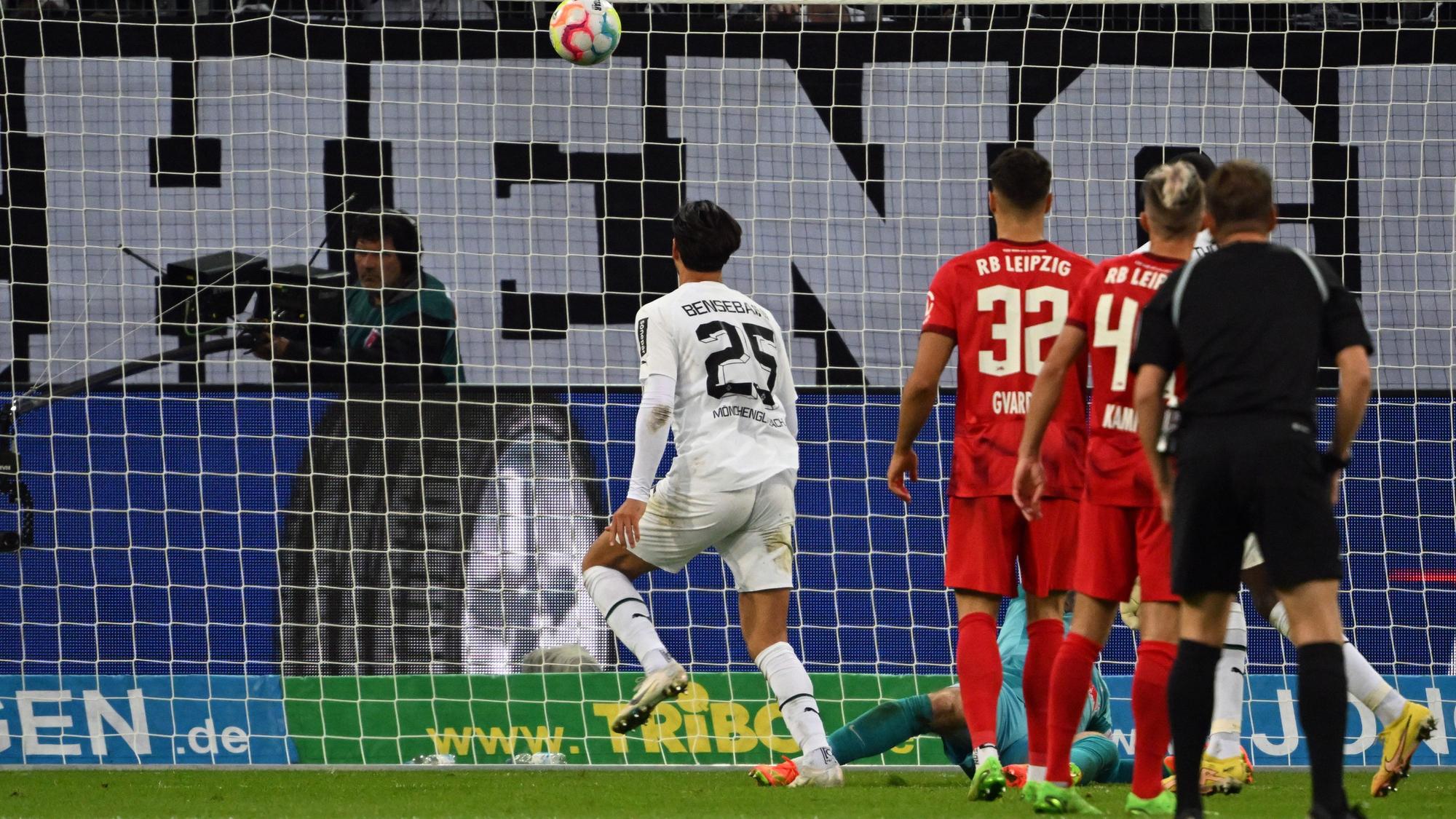 Am Samstagabend (17. September 2022) hat Borussia Mönchengladbach RB Leipzig 3:0 geschlagen. Das Foto zeigt Gladbachs Ramy Bensebaini (l.) beim Erzielen des 3:0.