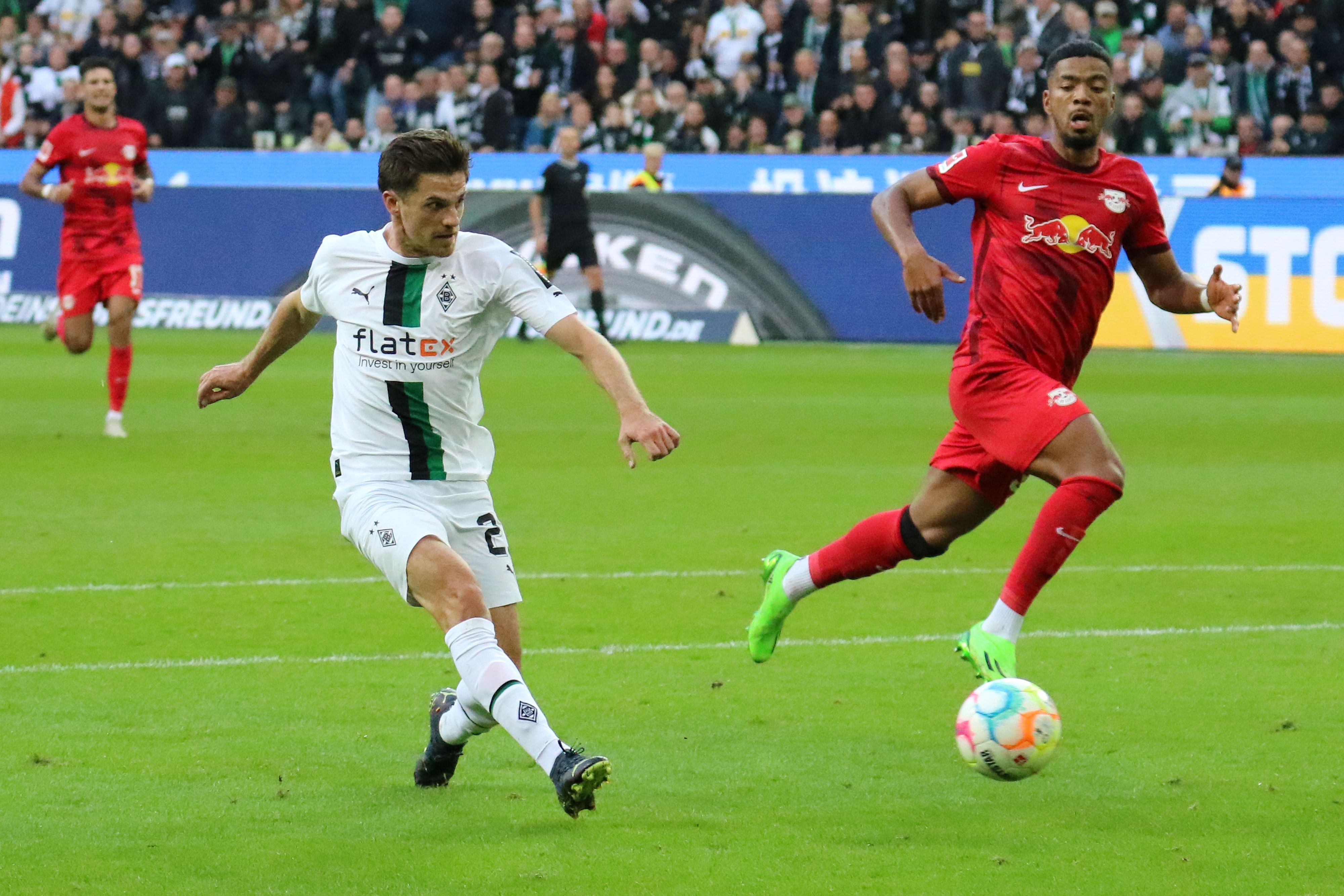 DFB-Nationalspieler und Gladbach-Profi Jonas Hofmann (l.) erzielte beim Bundesliga-Duell am Samstag (17. September 2022) gegen RB Leipzig einen Doppelpack im Borussia-Park. In dieser Szene trifft Hofmann zum 2:0.