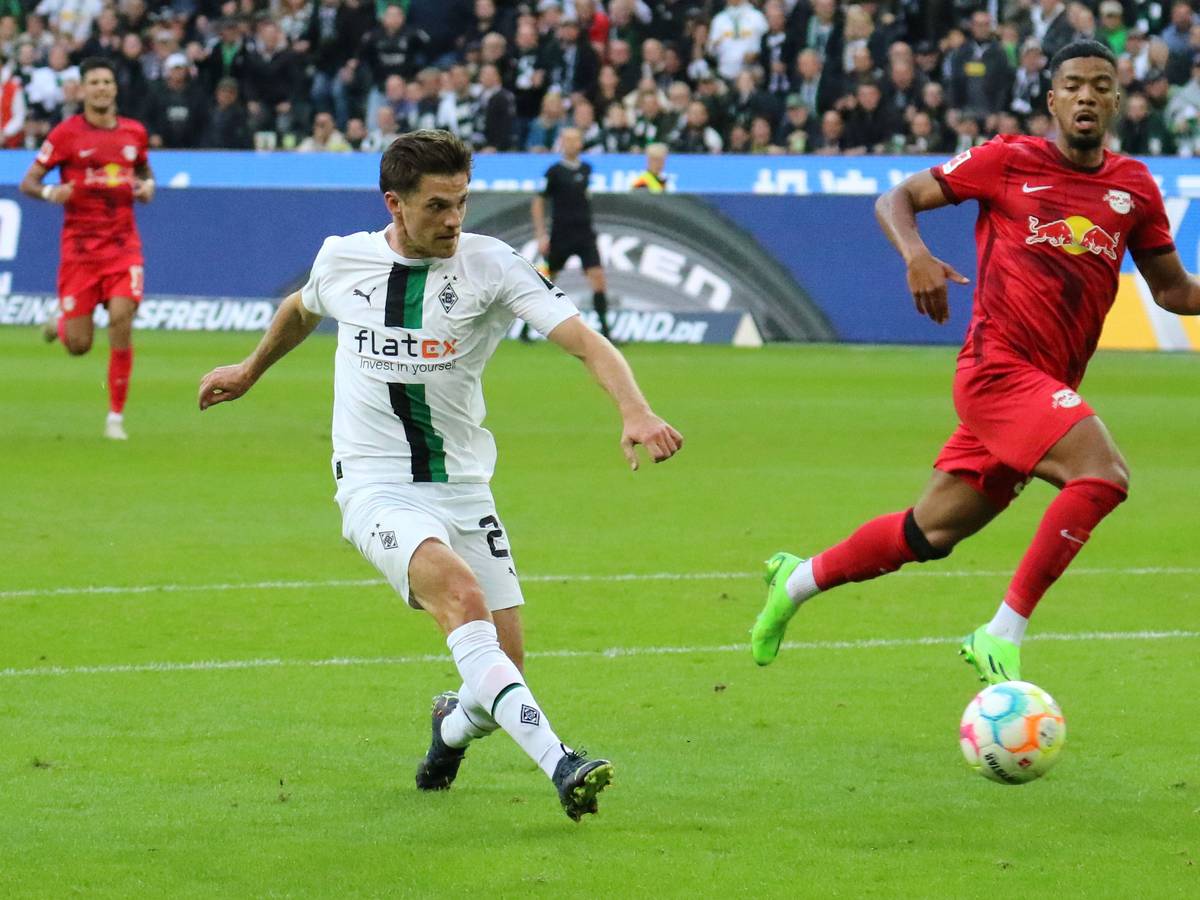 DFB-Nationalspieler und Gladbach-Profi Jonas Hofmann (l.) erzielte beim Bundesliga-Duell am Samstag (17. September 2022) gegen RB Leipzig einen Doppelpack im Borussia-Park. In dieser Szene trifft Hofmann zum 2:0.