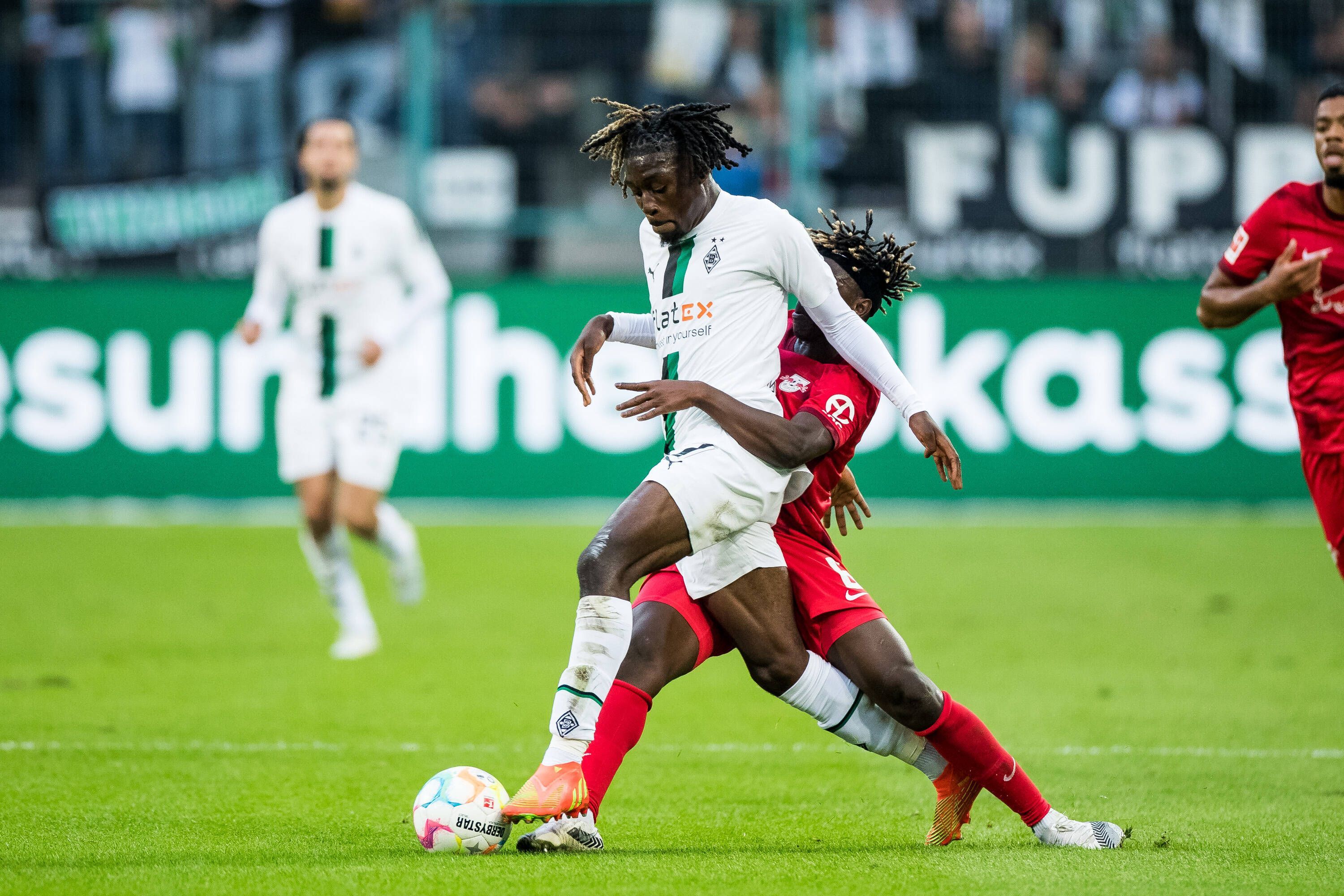 Am Samstagabend (17. September 2022) hat Borussia Mönchengladbach das Bundesliga-Topspiel gegen RB Leipzig mit 3:0 für sich entschieden. Das Foto zeigt Gladbachs Manu Koné (l.) im Laufduell mit Leipzigs Amadou Haidara (r.).