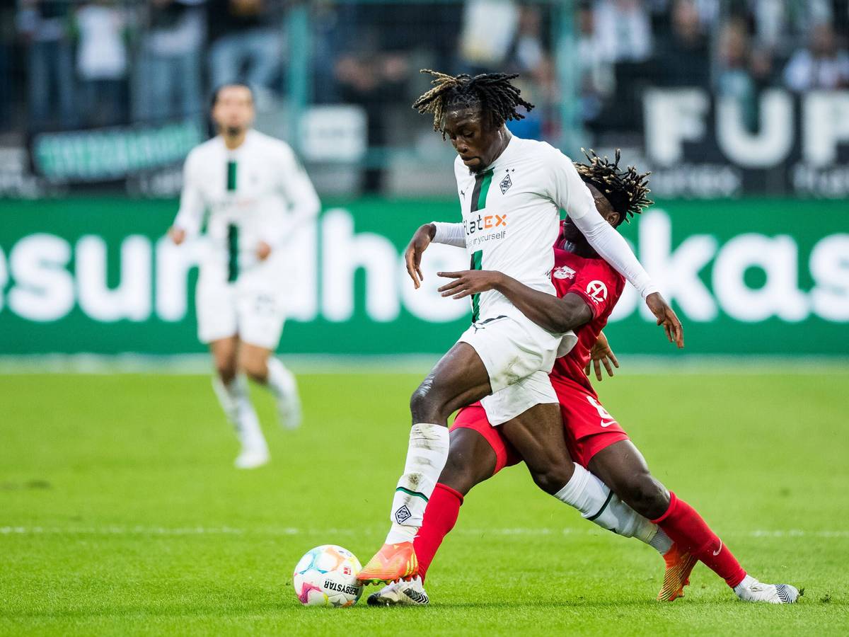 Am Samstagabend (17. September 2022) hat Borussia Mönchengladbach das Bundesliga-Topspiel gegen RB Leipzig mit 3:0 für sich entschieden. Das Foto zeigt Gladbachs Manu Koné (l.) im Laufduell mit Leipzigs Amadou Haidara (r.).