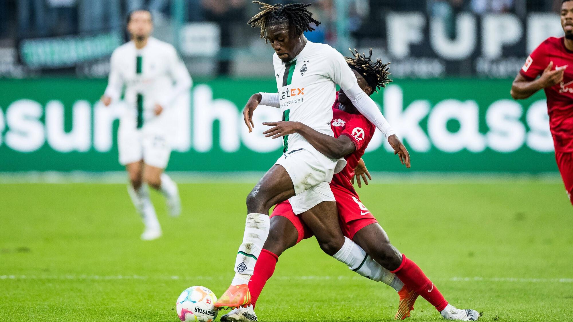 Am Samstagabend (17. September 2022) hat Borussia Mönchengladbach das Bundesliga-Topspiel gegen RB Leipzig mit 3:0 für sich entschieden. Das Foto zeigt Gladbachs Manu Koné (l.) im Laufduell mit Leipzigs Amadou Haidara (r.).