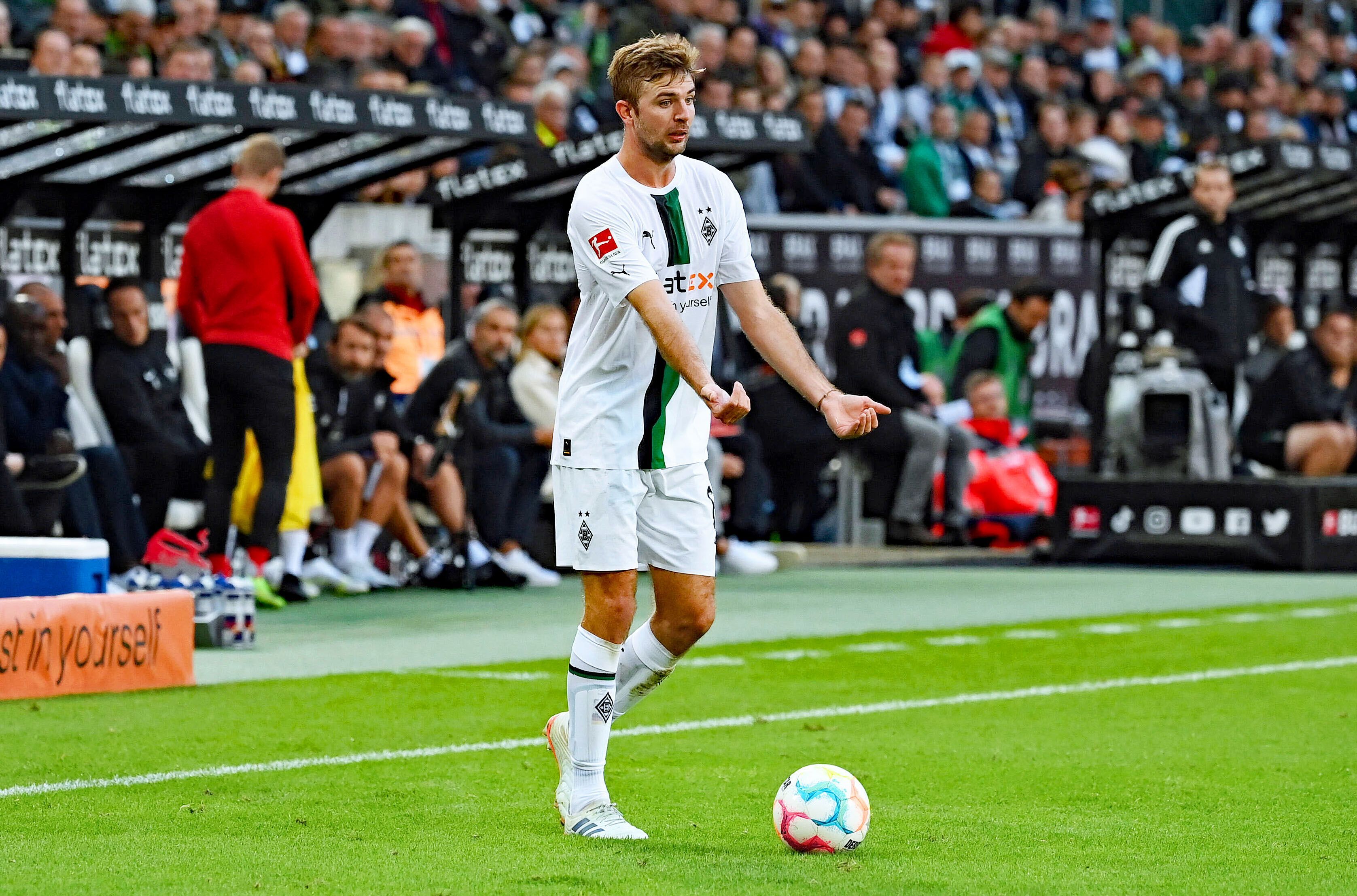 Der Weltmeister von 2014 dirigiert das Spiel von Borussia Mönchengladbach: Mittelfeldakteur Christoph Kramer, hier zu sehen im Bundesliga-Duell mit RB Leipzig (17. September 2022) im Borussia-Park. Kramer hat den Ball vor sich auf dem Rasen liegen und macht mit beiden Händen eine Geste.