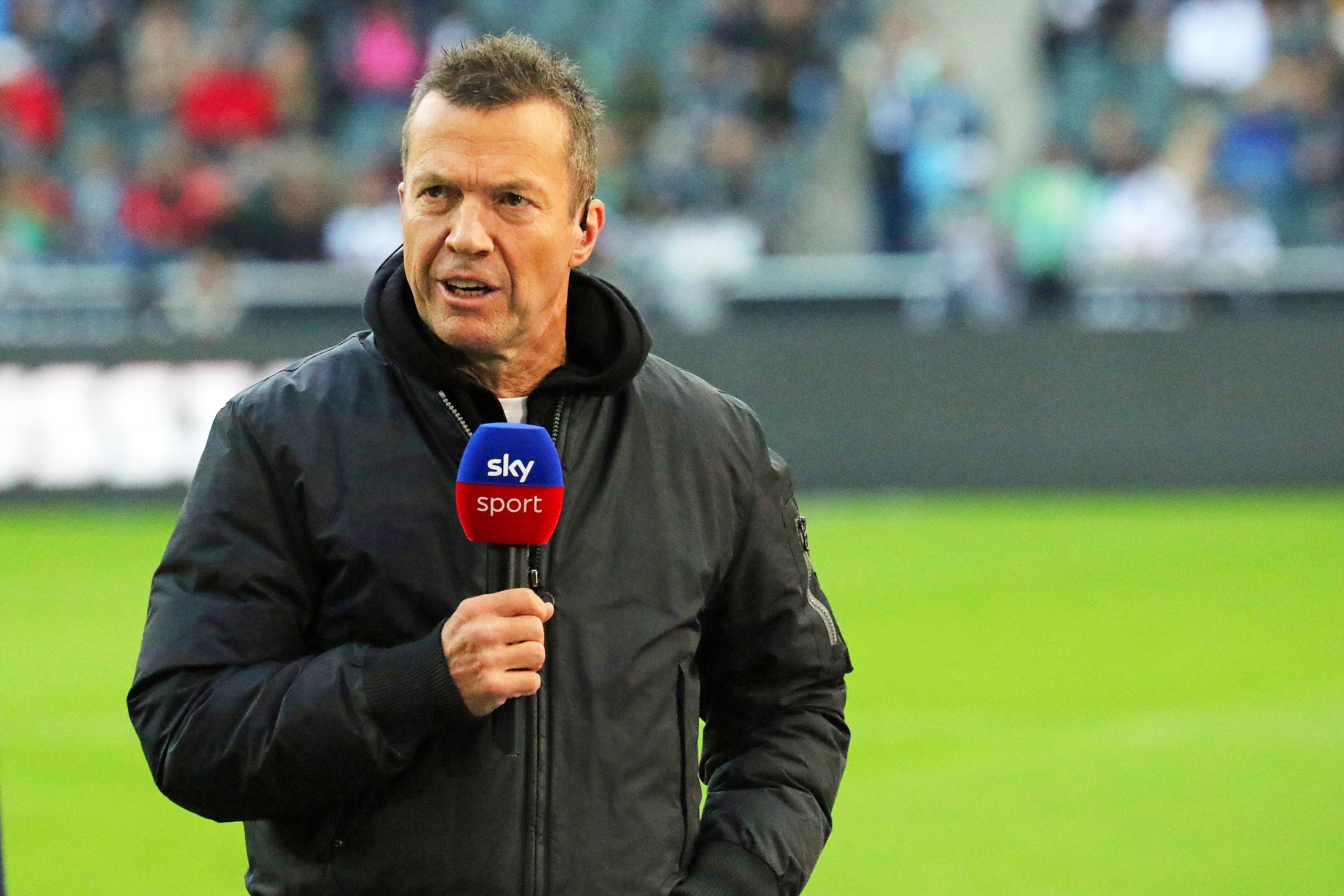Weltmeister, Weltfußballer, Ex-Gladbach-Star: Sky-Experte Lothar Matthäus, auf diesem Foto am 17. September 2022 im Borussia-Park zu sehen. Matthäus hält ein Mikrofon in seiner rechten Hand.