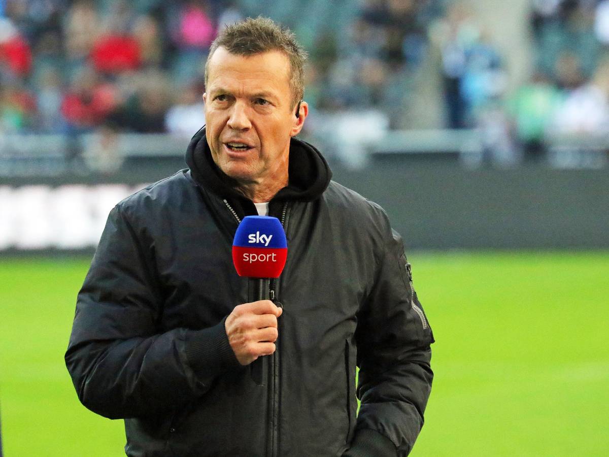 Weltmeister, Weltfußballer, Ex-Gladbach-Star: Sky-Experte Lothar Matthäus, auf diesem Foto am 17. September 2022 im Borussia-Park zu sehen. Matthäus hält ein Mikrofon in seiner rechten Hand.