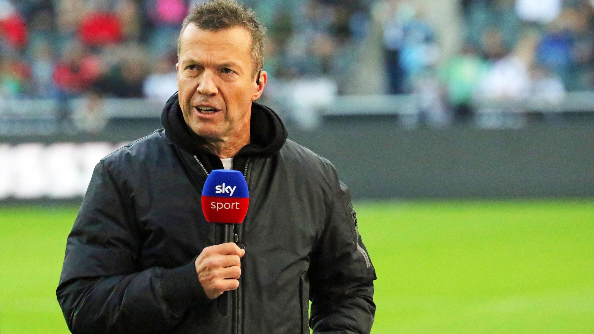 Weltmeister, Weltfußballer, Ex-Gladbach-Star: Sky-Experte Lothar Matthäus, auf diesem Foto am 17. September 2022 im Borussia-Park zu sehen. Matthäus hält ein Mikrofon in seiner rechten Hand.