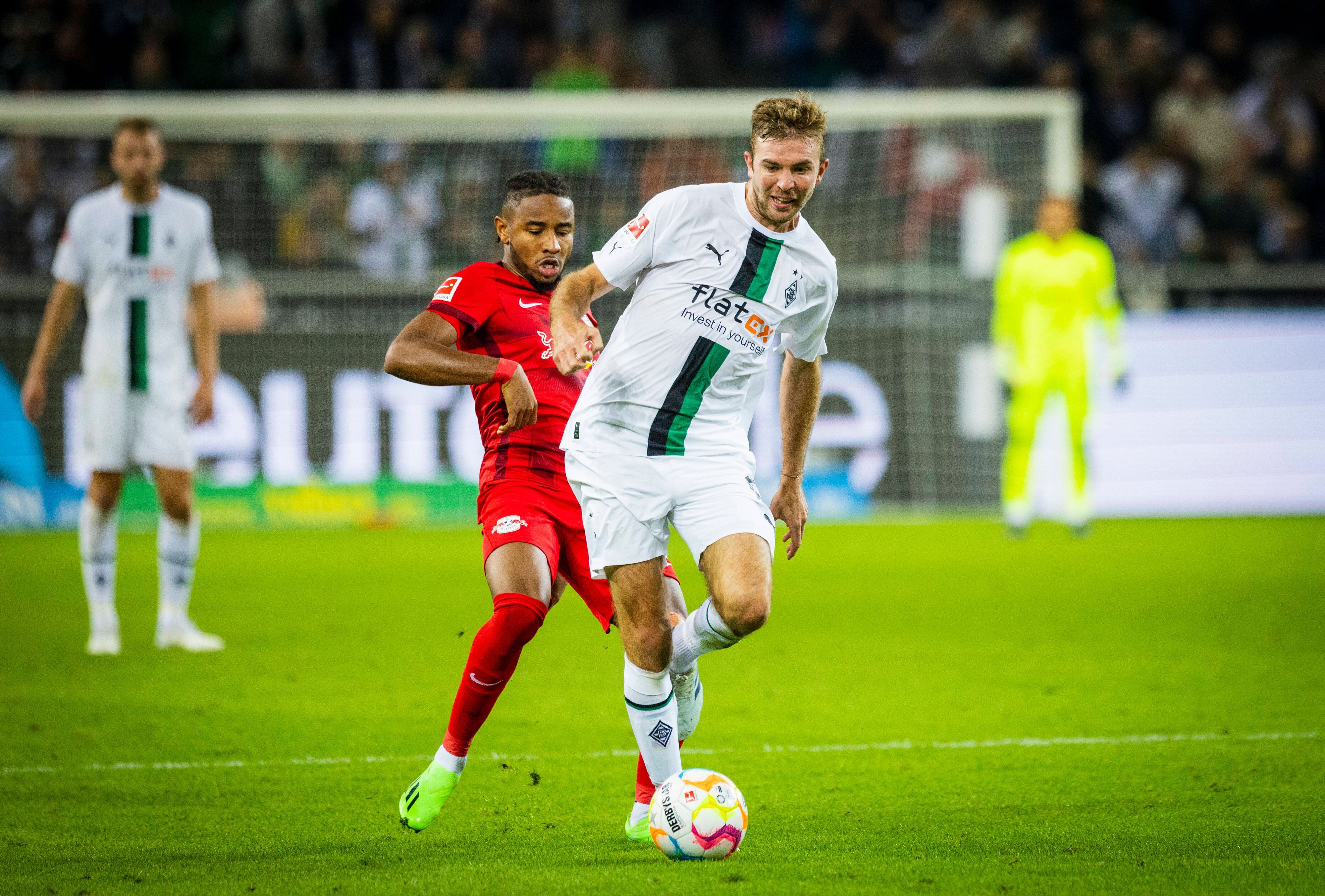 Gladbach-Profi Christoph Kramer (weißes Trikot), auf diesem Bild am 17. September 2022 im Bundesliga-Duell gegen RB Leipzig im Borussia-Park zu sehen. Kramer hat den Ball am Fuß, von hinten bedrängt ihn ein Gegenspieler.