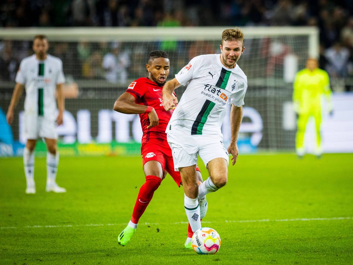 Gladbach-Profi Christoph Kramer (weißes Trikot), auf diesem Bild am 17. September 2022 im Bundesliga-Duell gegen RB Leipzig im Borussia-Park zu sehen. Kramer hat den Ball am Fuß, von hinten bedrängt ihn ein Gegenspieler.