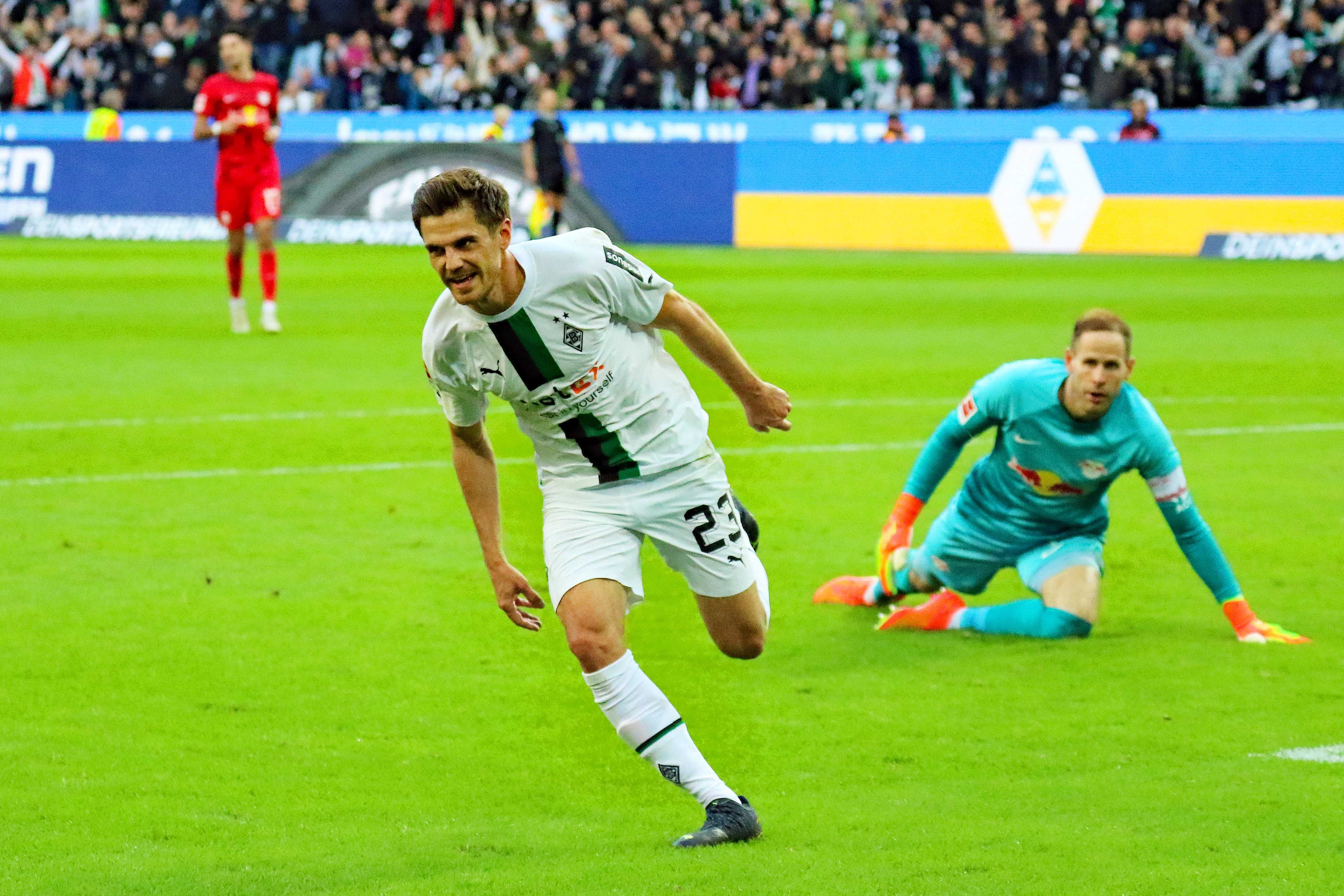 DFB-Nationalspieler Jonas Hofmann jubelt im Bundesliga-Topspiel gegen RB Leipzig. Am Samstag (17. September 2022) ist dem Gladbach-Profi ein Doppelpack gelungen. Hofmann dreht ab zur Jubelrunde.