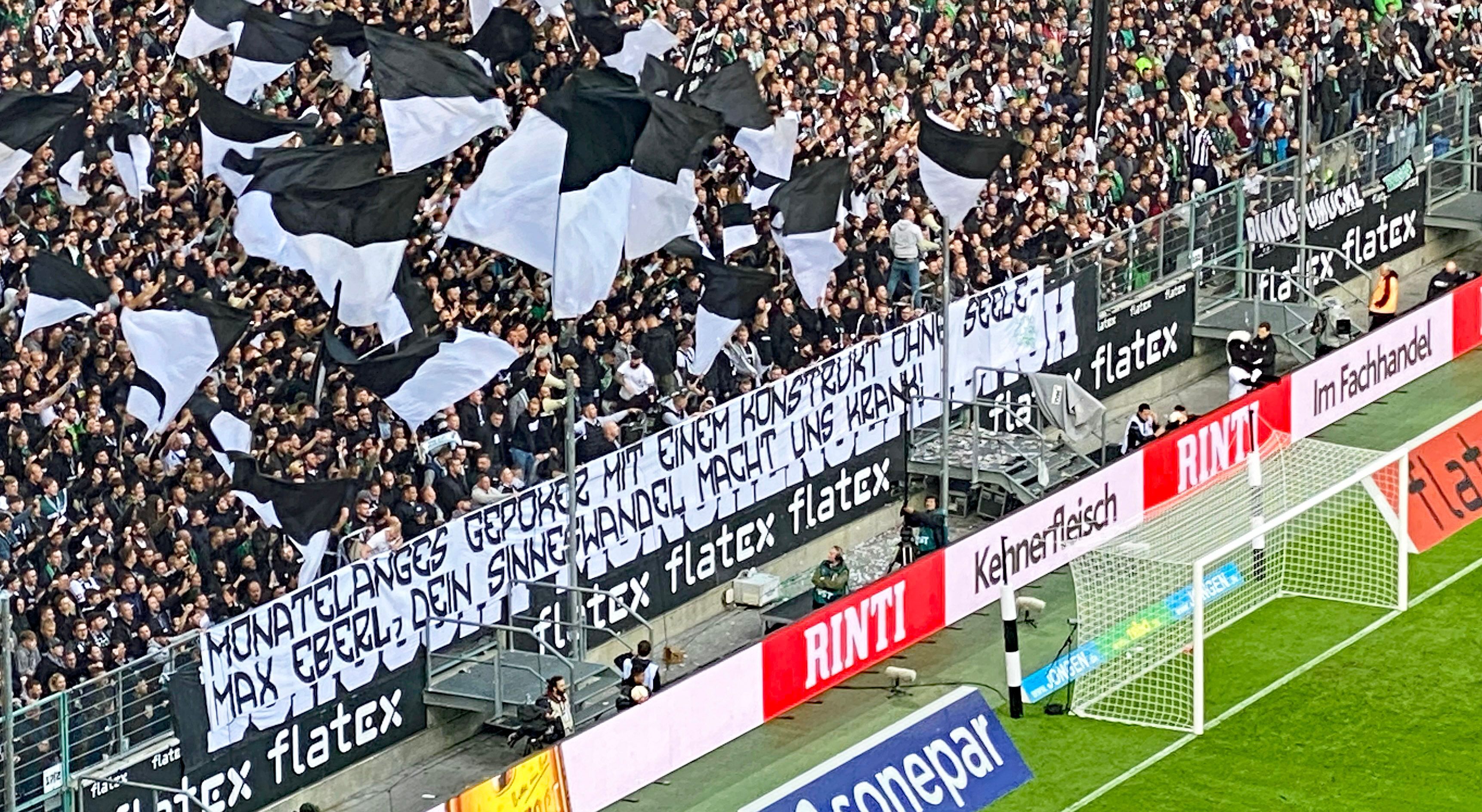Fans von Borussia Mönchengladbach haben im Bundesliga-Topspiel gegen RB Leipzig am Samstag (17. September 2022) mehrere Wut-Banner in Richtung Ex-Manager Max Eberl und Ex-Trainer Marco Rose gezeigt.