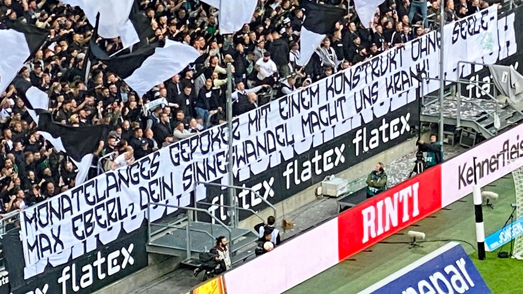 Fans von Borussia Mönchengladbach haben im Bundesliga-Topspiel gegen RB Leipzig am Samstag (17. September 2022) mehrere Wut-Banner in Richtung Ex-Manager Max Eberl und Ex-Trainer Marco Rose gezeigt.
