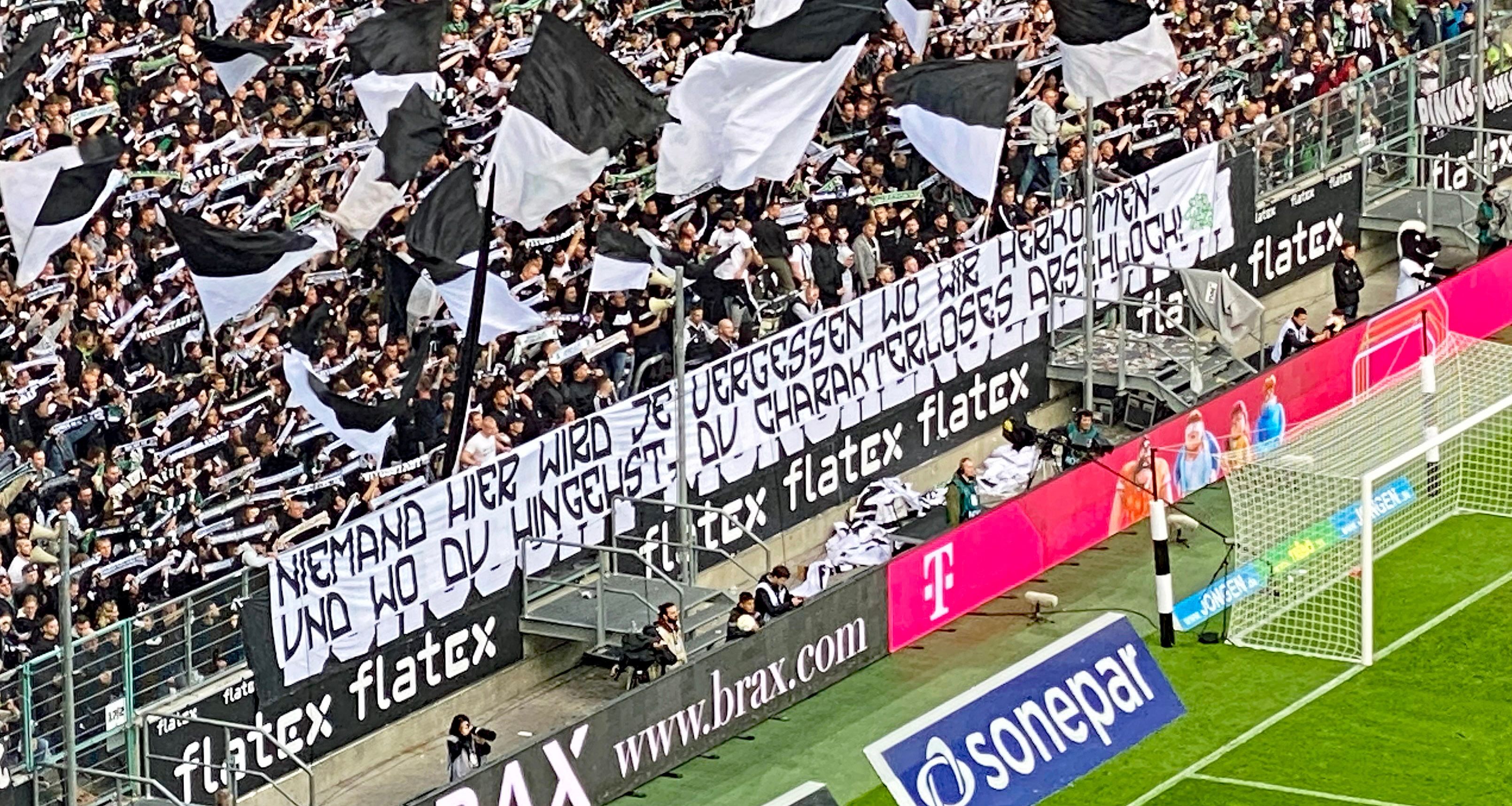 Auch dieses Banner haben Fans von Borussia Mönchengladbach im Bundesliga-Topspiel gegen RB Leipzig am Samstag (18. September 2022) im Borussia-Park gezeigt. Eine Wut-Botschaft an Ex-Manager Max Eberl.