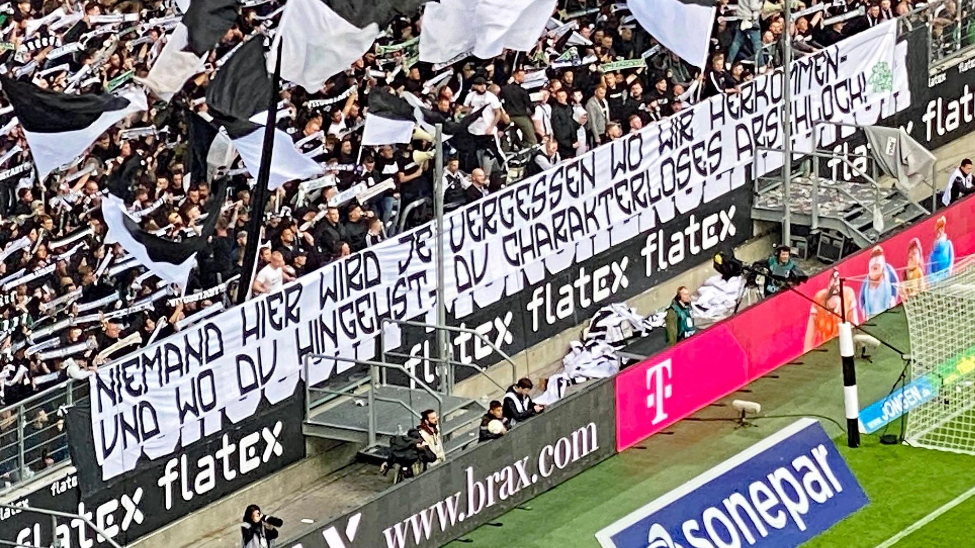 Auch dieses Banner haben Fans von Borussia Mönchengladbach im Bundesliga-Topspiel gegen RB Leipzig am Samstag (18. September 2022) im Borussia-Park gezeigt. Eine Wut-Botschaft an Ex-Manager Max Eberl.