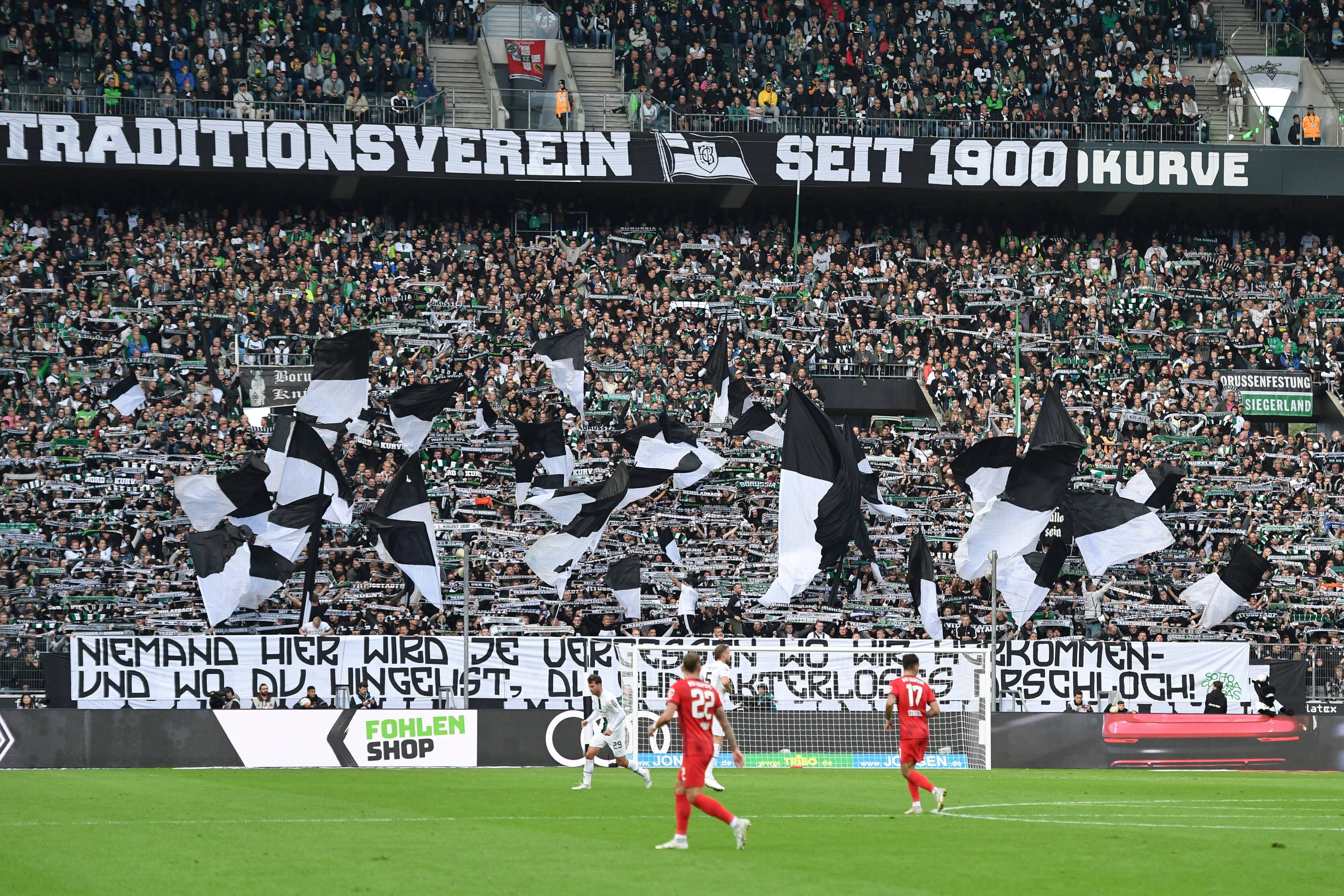 Die Fans von Borussia Mönchengladbach äußern sich am 17. September 2022 mit Transparenten zum Wechsel von Max Eberl zu RB Leipzig.