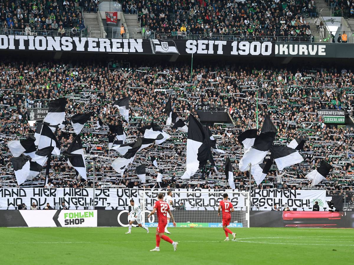 Die Fans von Borussia Mönchengladbach äußern sich am 17. September 2022 mit Transparenten zum Wechsel von Max Eberl zu RB Leipzig.