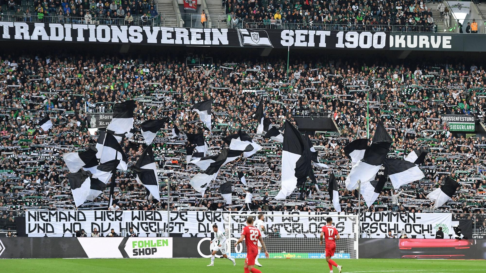 Die Fans von Borussia Mönchengladbach äußern sich am 17. September 2022 mit Transparenten zum Wechsel von Max Eberl zu RB Leipzig.