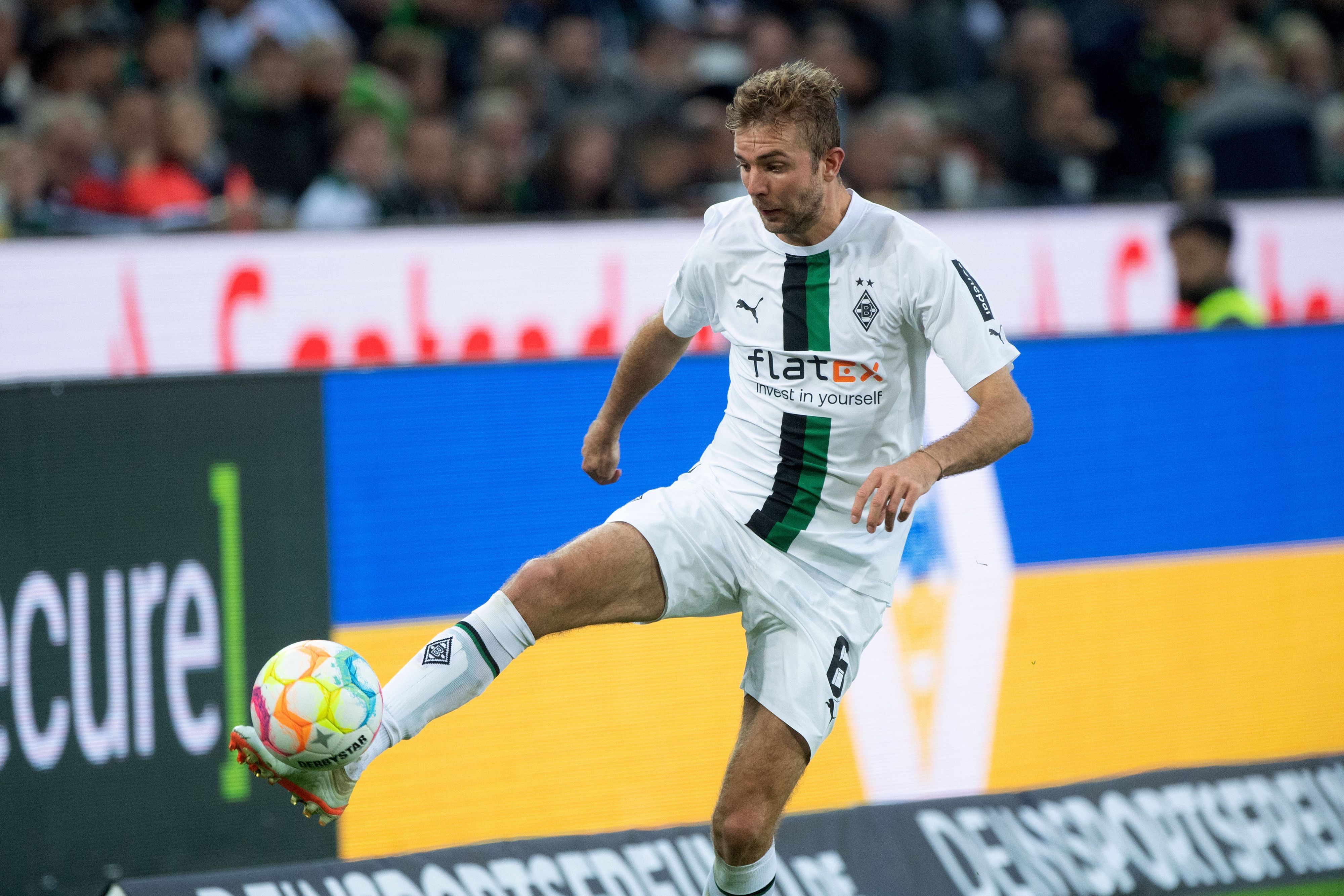 Christoph Kramer, Profi von Borussia Mönchengladbach, hat den Ball im Heimspiel gegen Leipzig am Fuß.
