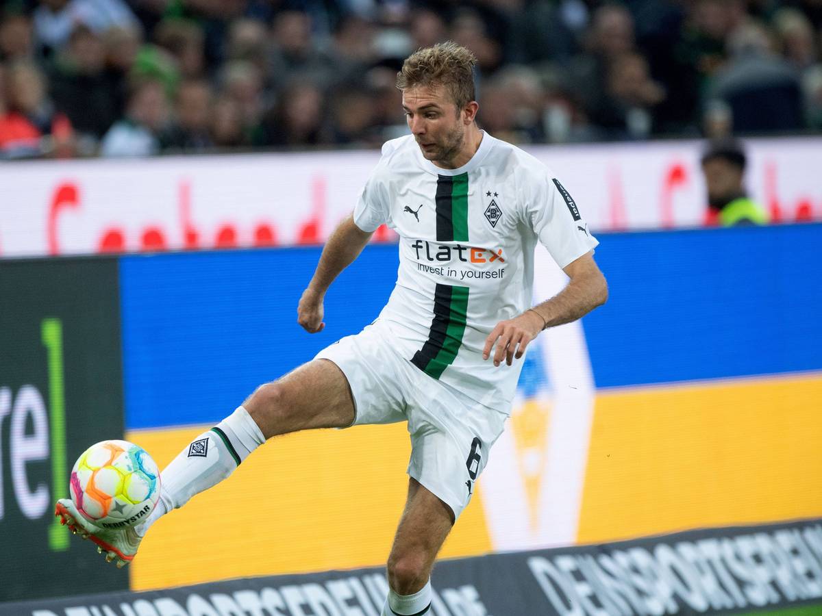 Christoph Kramer, Profi von Borussia Mönchengladbach, hat den Ball im Heimspiel gegen Leipzig am Fuß.