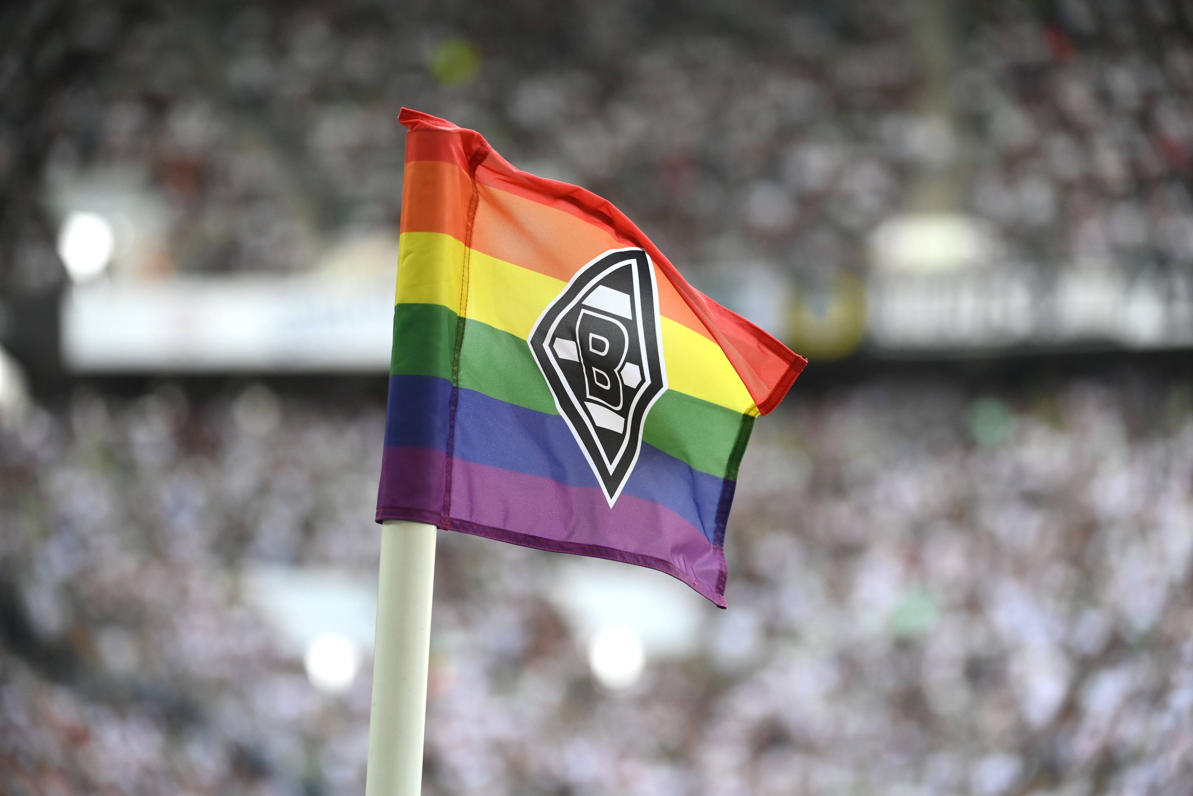 Eine Eckfahne in Regenbogenfarben und dem Vereinsemblem von Borussia-Mönchengladbach, hier zu sehen am 4. September 2022 im Borussia-Park. Symbolfoto.
