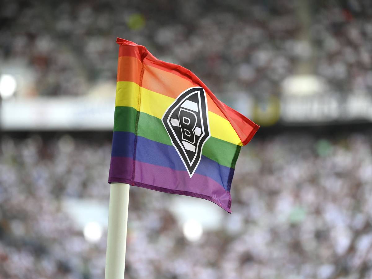 Eine Eckfahne in Regenbogenfarben und dem Vereinsemblem von Borussia-Mönchengladbach, hier zu sehen am 4. September 2022 im Borussia-Park. Symbolfoto.