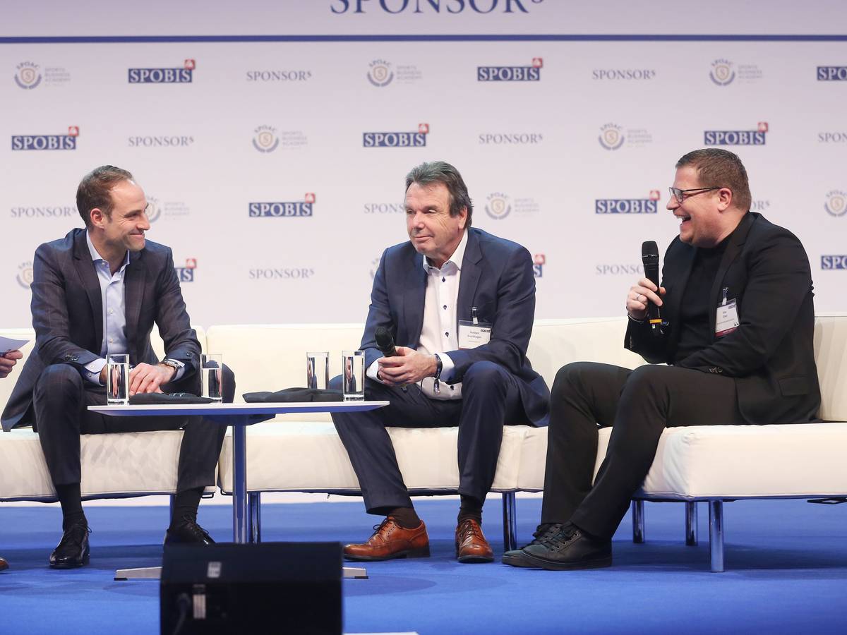 Gute Laune: Geschäftsführer Oliver Mintzlaff von RB Leipzig (l.) mit Heribert Bruchhagen (M.), Ex-Vorstand Hamburger SV, und Ex-Gladbach-Manager Max Eberl (r.) während des Sportbusiness-Kongress „SPOBIS“ am 30. Januar 2018 in Düsseldorf. Eberl hält ein Mikrofon in der Hand.