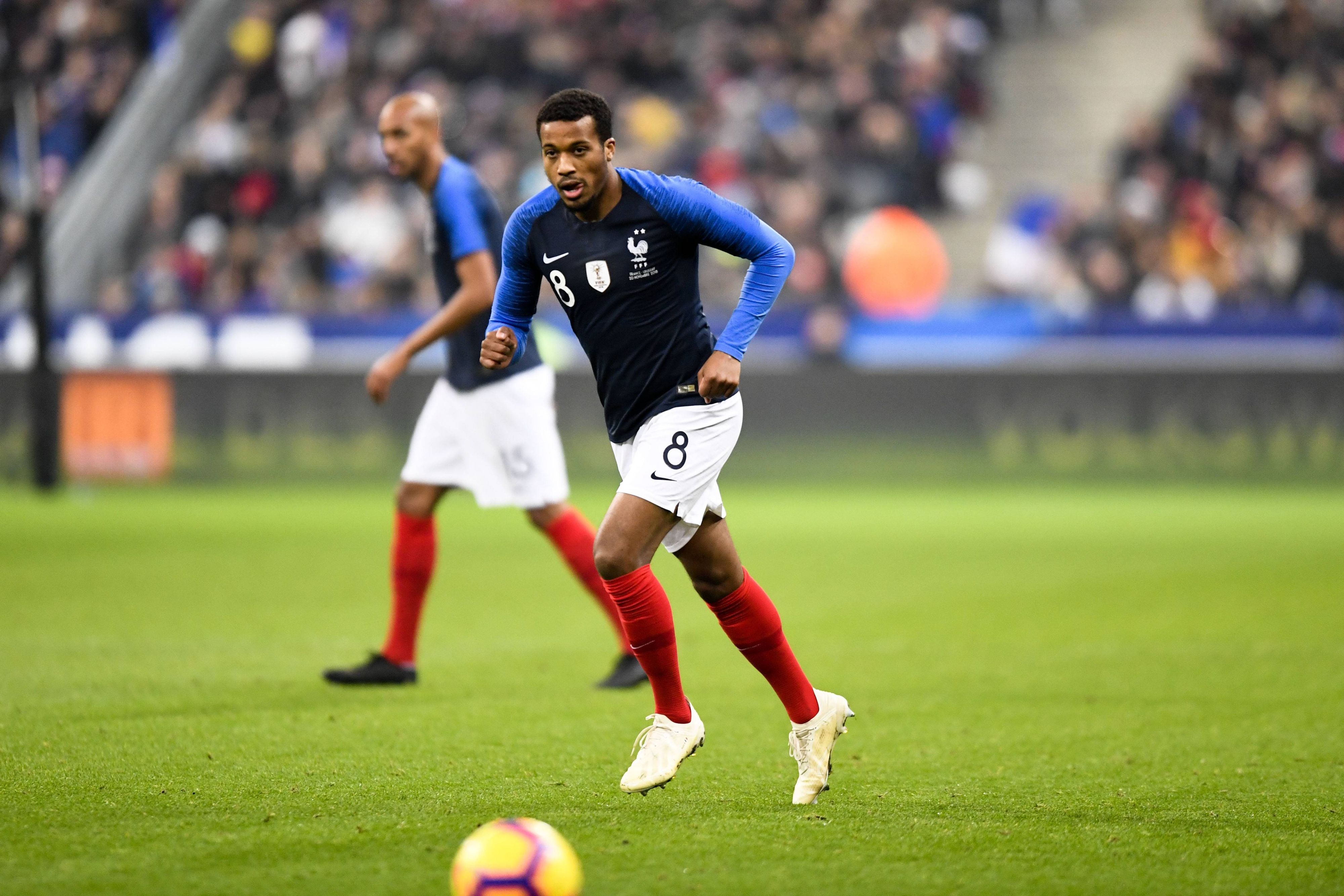 Gladbach-Profi Alassane Plea im Länderspieleinsatz für Weltmeister Frankreich am 20. November 2018 in Paris gegen Uruguay. Plea hat den Ball im Blick.