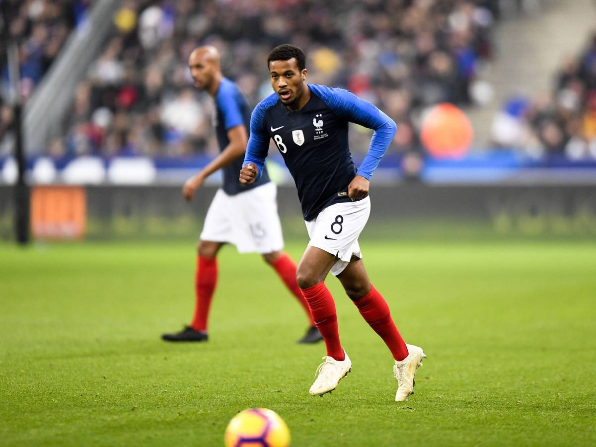 Gladbach-Profi Alassane Plea im Länderspieleinsatz für Weltmeister Frankreich am 20. November 2018 in Paris gegen Uruguay. Plea hat den Ball im Blick.