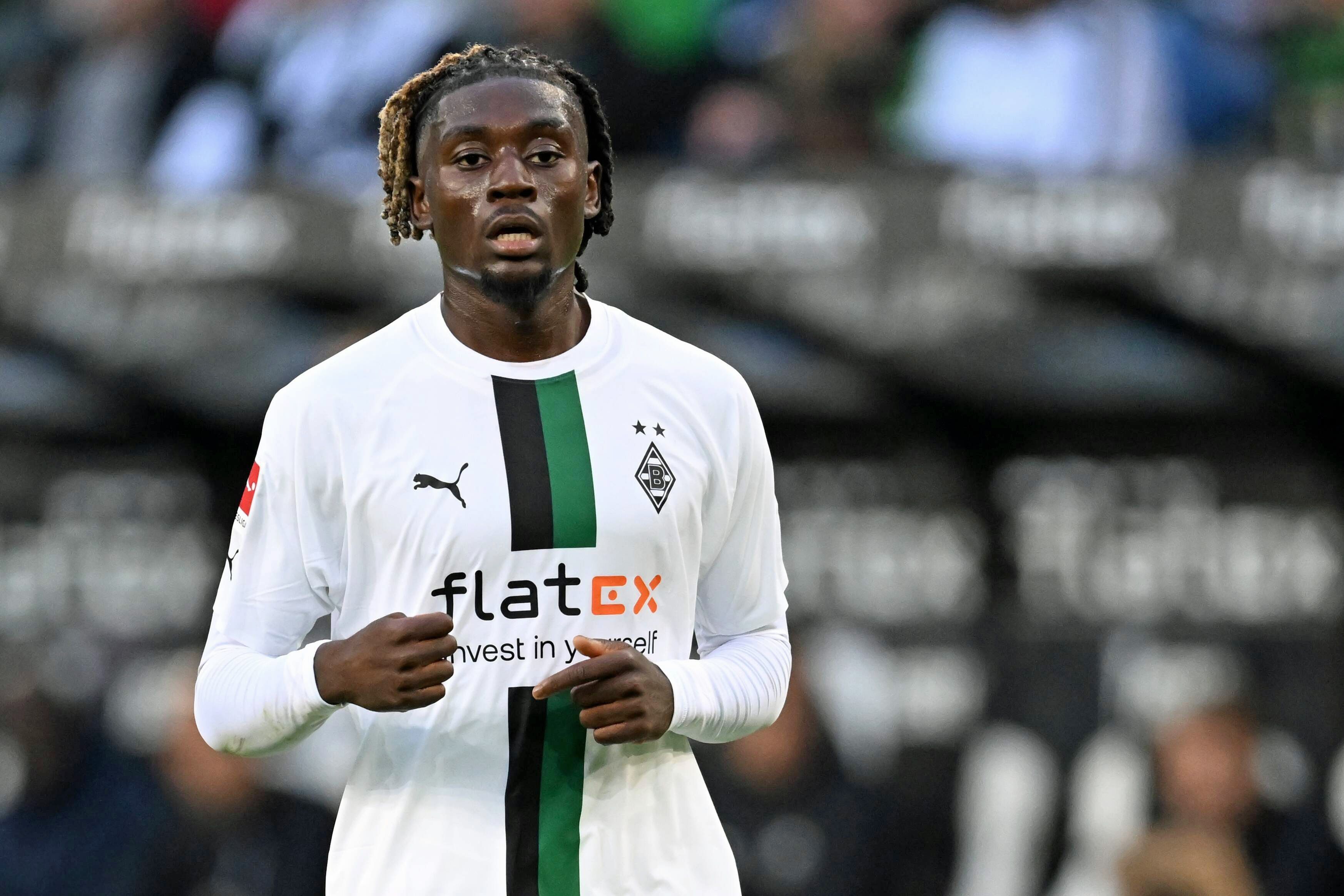 Manu Koné ist nun der wertvollste Spieler im Kader von Fußball-Bundesligist Borussia Mönchengladbach. Auf diesem Foto ist der Mittelfeldspieler am 17. September 2022 im Borussia-Park zu sehen. Koné blickt nach vorne, im Hintergrund ist die Gladbacher Ersatzbank zu sehen.