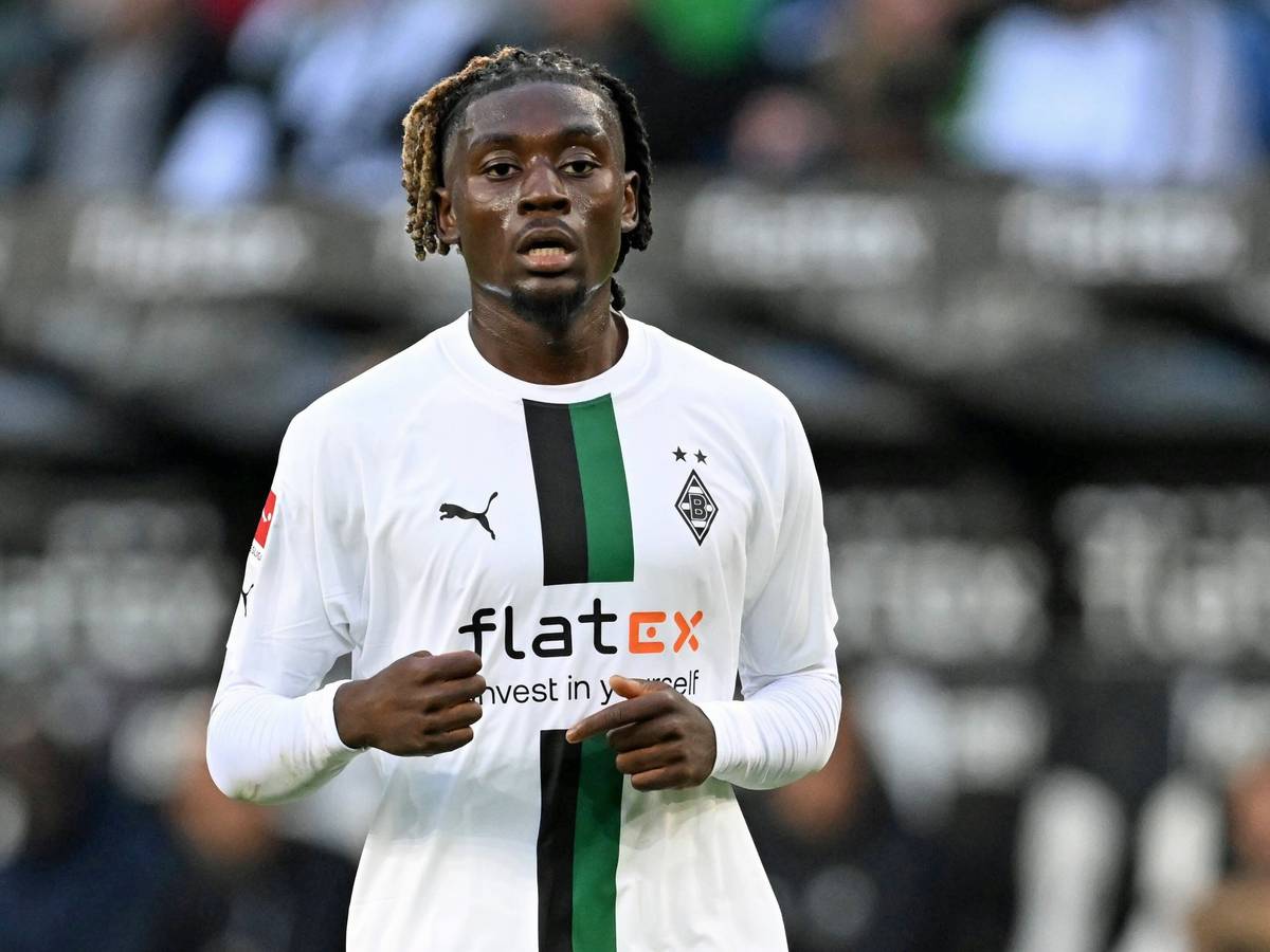 Manu Koné ist nun der wertvollste Spieler im Kader von Fußball-Bundesligist Borussia Mönchengladbach. Auf diesem Foto ist der Mittelfeldspieler am 17. September 2022 im Borussia-Park zu sehen. Koné blickt nach vorne, im Hintergrund ist die Gladbacher Ersatzbank zu sehen.