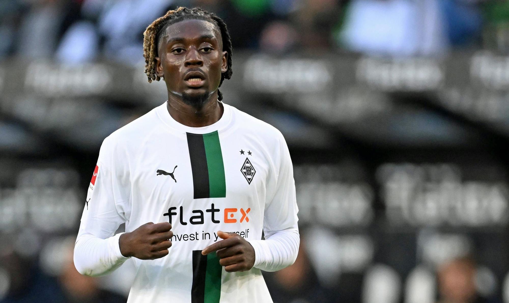 Manu Koné ist nun der wertvollste Spieler im Kader von Fußball-Bundesligist Borussia Mönchengladbach. Auf diesem Foto ist der Mittelfeldspieler am 17. September 2022 im Borussia-Park zu sehen. Koné blickt nach vorne, im Hintergrund ist die Gladbacher Ersatzbank zu sehen.