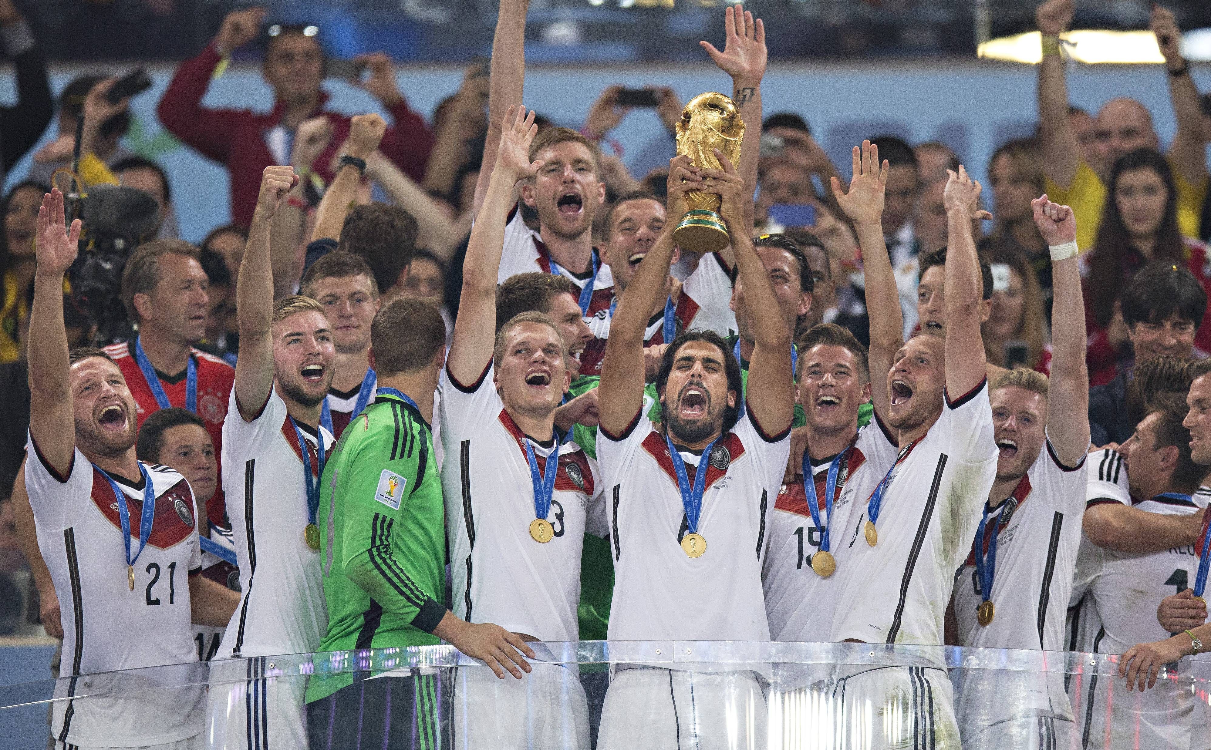 Sami Khedira reckt den WM-Pokal gen Nachthimmel von Rio de Janeiro. So geschehen am 13. Juli 2014. Dabei sind auch Matthias Ginter, Manuel Neuer oder Christoph Kramer. Der Weltmeister und ehemalige DFB-Star kommt zum Jugendturnier von Borussia Mönchengladbach in den Borussia-Park.