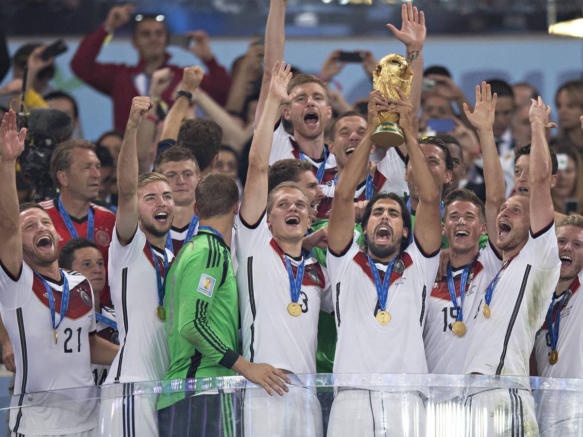 Sami Khedira reckt den WM-Pokal gen Nachthimmel von Rio de Janeiro. So geschehen am 13. Juli 2014. Dabei sind auch Matthias Ginter, Manuel Neuer oder Christoph Kramer. Der Weltmeister und ehemalige DFB-Star kommt zum Jugendturnier von Borussia Mönchengladbach in den Borussia-Park.