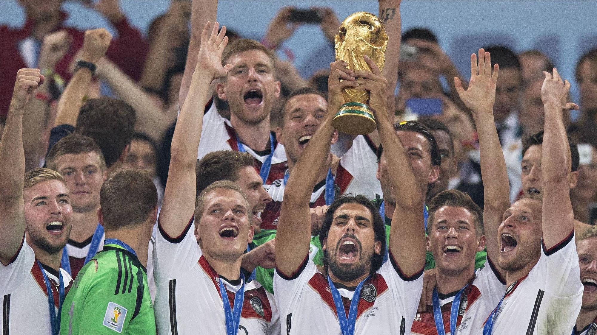 Sami Khedira reckt den WM-Pokal gen Nachthimmel von Rio de Janeiro. So geschehen am 13. Juli 2014. Dabei sind auch Matthias Ginter, Manuel Neuer oder Christoph Kramer. Der Weltmeister und ehemalige DFB-Star kommt zum Jugendturnier von Borussia Mönchengladbach in den Borussia-Park.