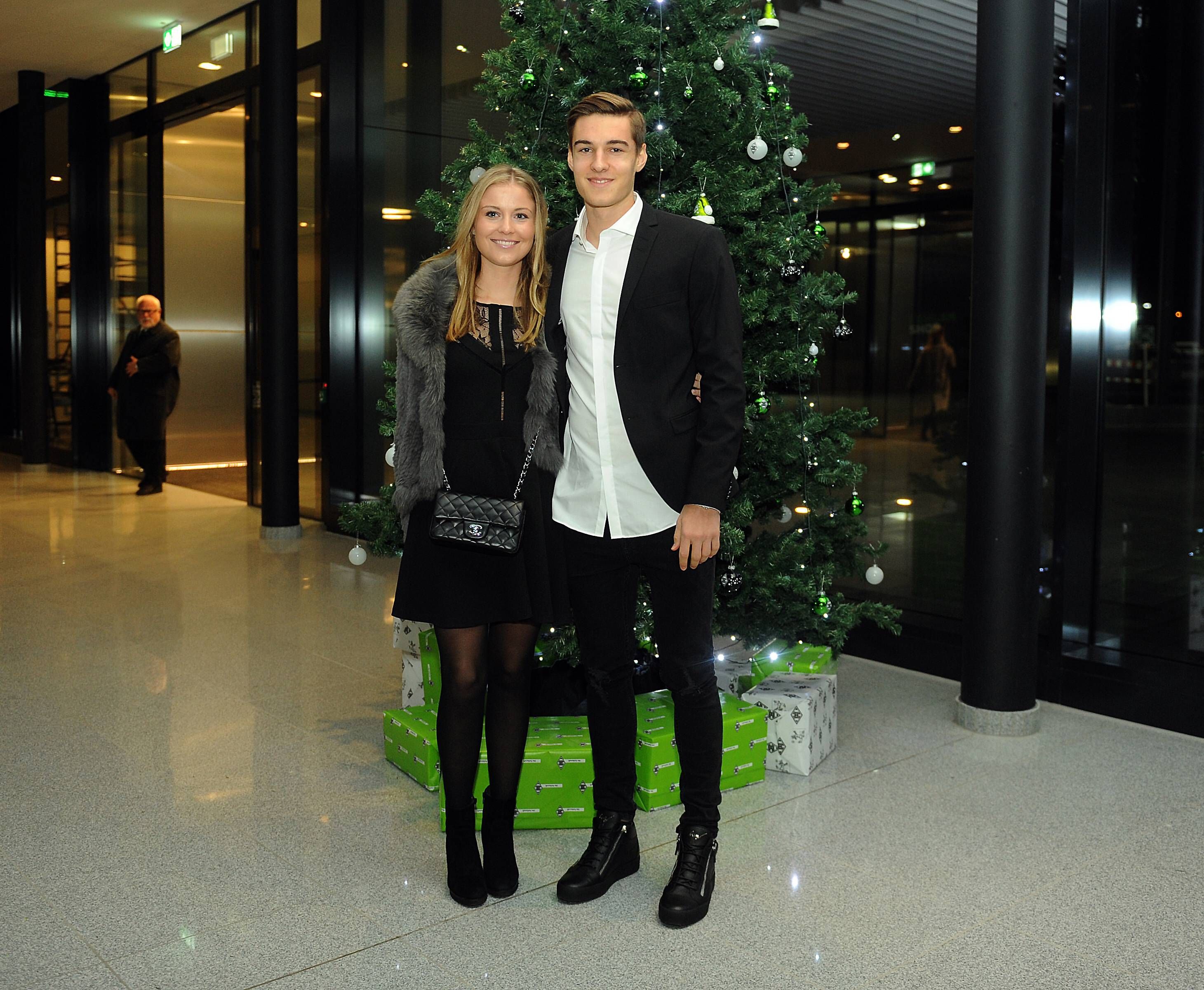 Aline Restle (l.) ist die Freundin von Florian Neuhaus (r.), Profi von Borussia Mönchengladbach. Das Foto zeigt das Paar am 12. Dezember 2017 bei einer Weihnachtsfeier im Borussia-Park.