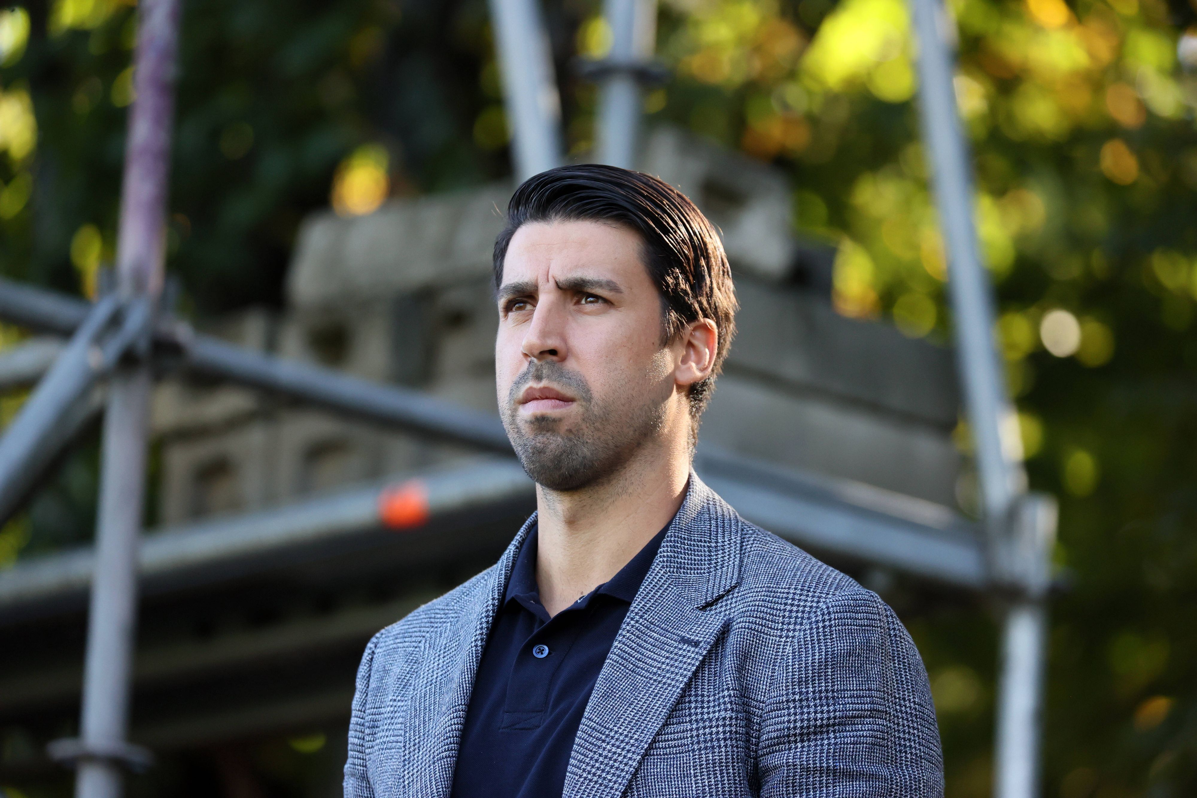 Weltmeister Sami Khedira, hier am 22. September 2022 am Rande eines Testspiels zwischen dem VfB Stuttgart und Grasshopper Club Zürich zu sehen. Khedira schaut auf das Spielfeld.