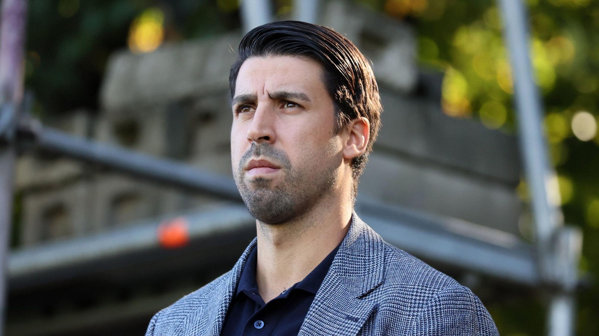 Weltmeister Sami Khedira, hier am 22. September 2022 am Rande eines Testspiels zwischen dem VfB Stuttgart und Grasshopper Club Zürich zu sehen. Khedira schaut auf das Spielfeld.